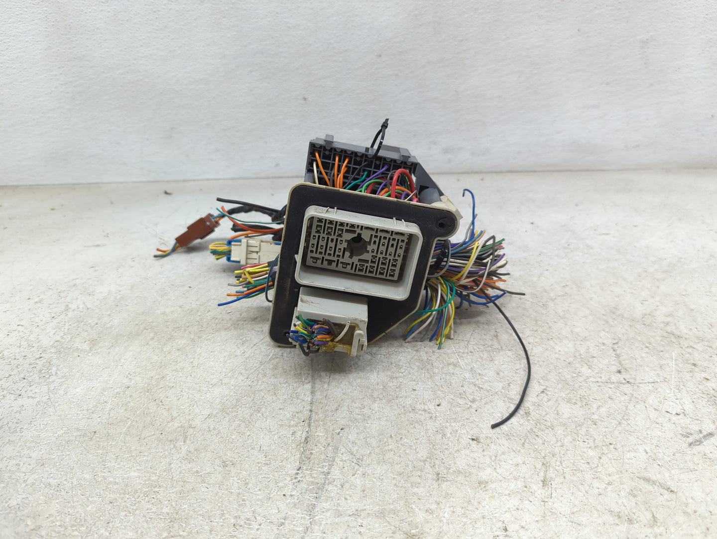 2001-2001 Gmc Safari Body Control Module Bcm Inner Cabin Fuse Box - Oemusedautoparts1.com