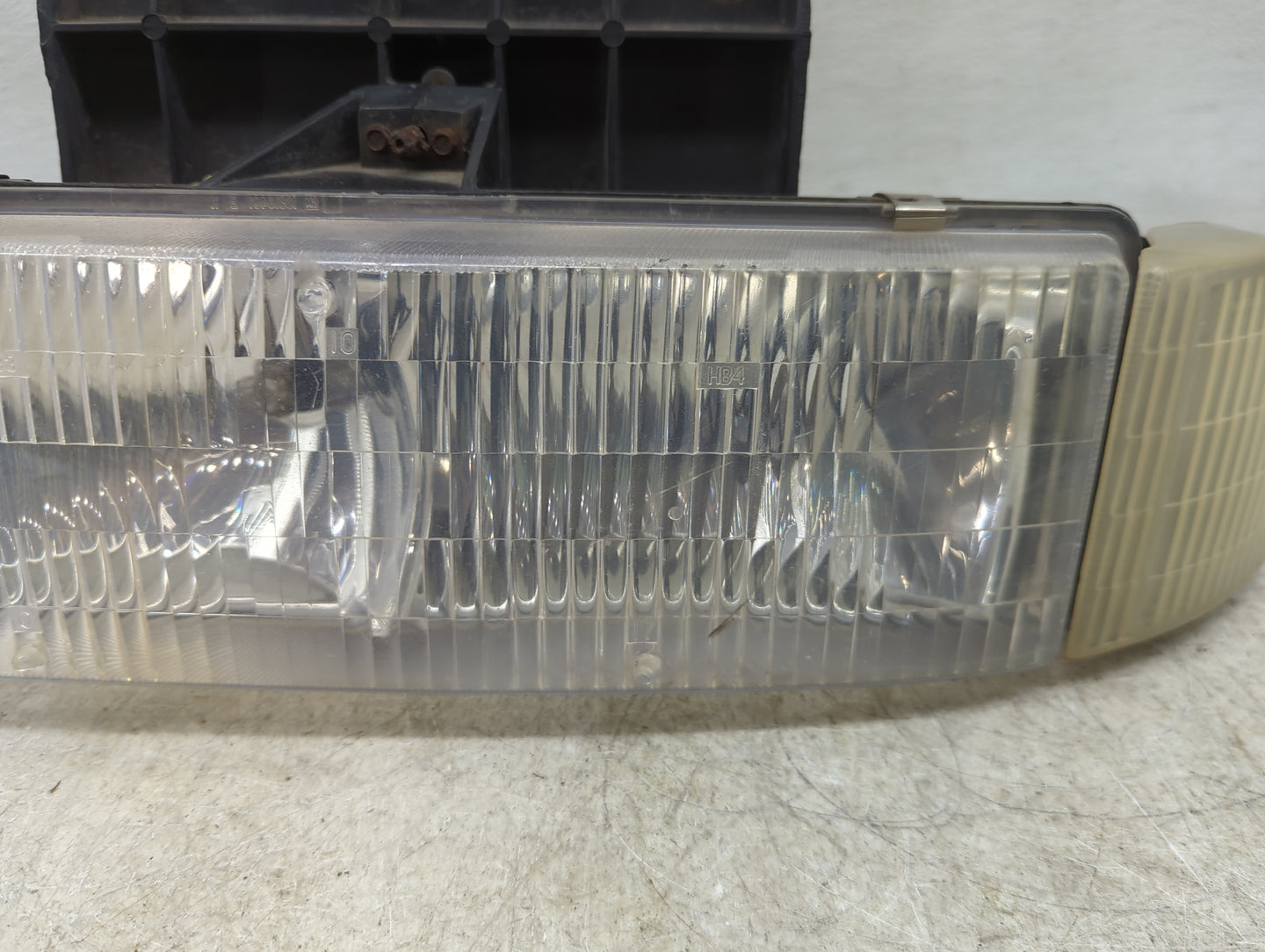 1995-2005 Gmc Safari Driver Left Oem Head Light Headlight Lamp - Oemusedautoparts1.com
