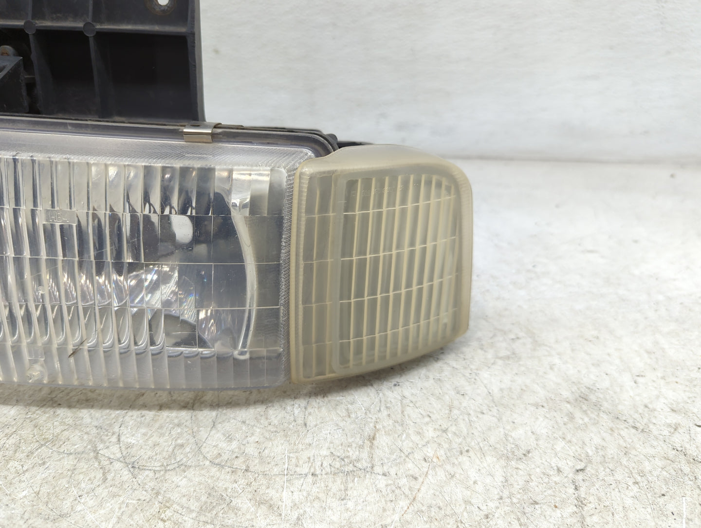 1995-2005 Gmc Safari Driver Left Oem Head Light Headlight Lamp - Oemusedautoparts1.com