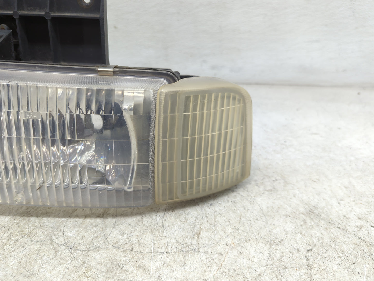 1995-2005 Gmc Safari Driver Left Oem Head Light Headlight Lamp - Oemusedautoparts1.com