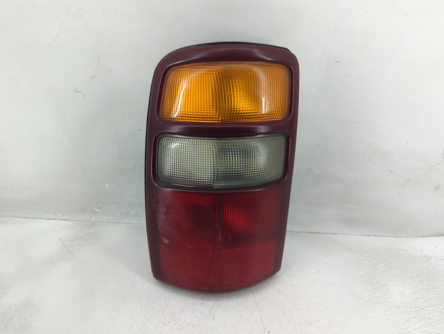 2000-2003 Gmc Yukon Tail Light Assembly Driver Left OEM P/N:16525375 B Fits Fits 2000 2001 2002 2003 OEM Used Auto Parts - O