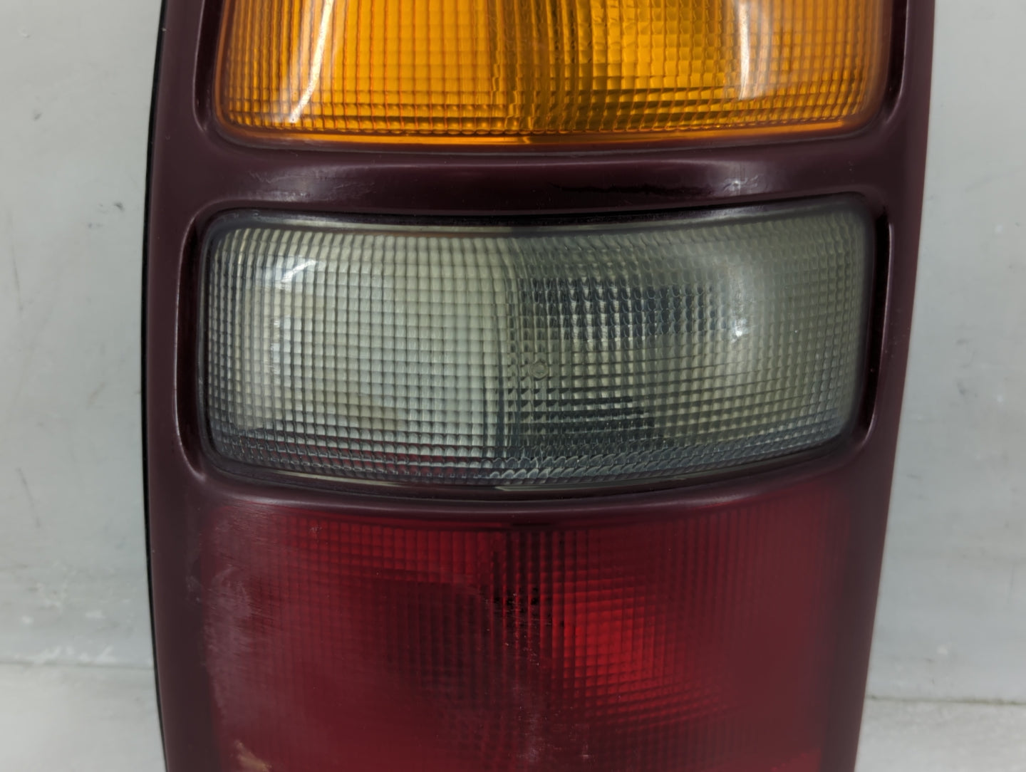 2000-2003 Gmc Yukon Tail Light Assembly Driver Left OEM P/N:16525375 B Fits Fits 2000 2001 2002 2003 OEM Used Auto Parts - O