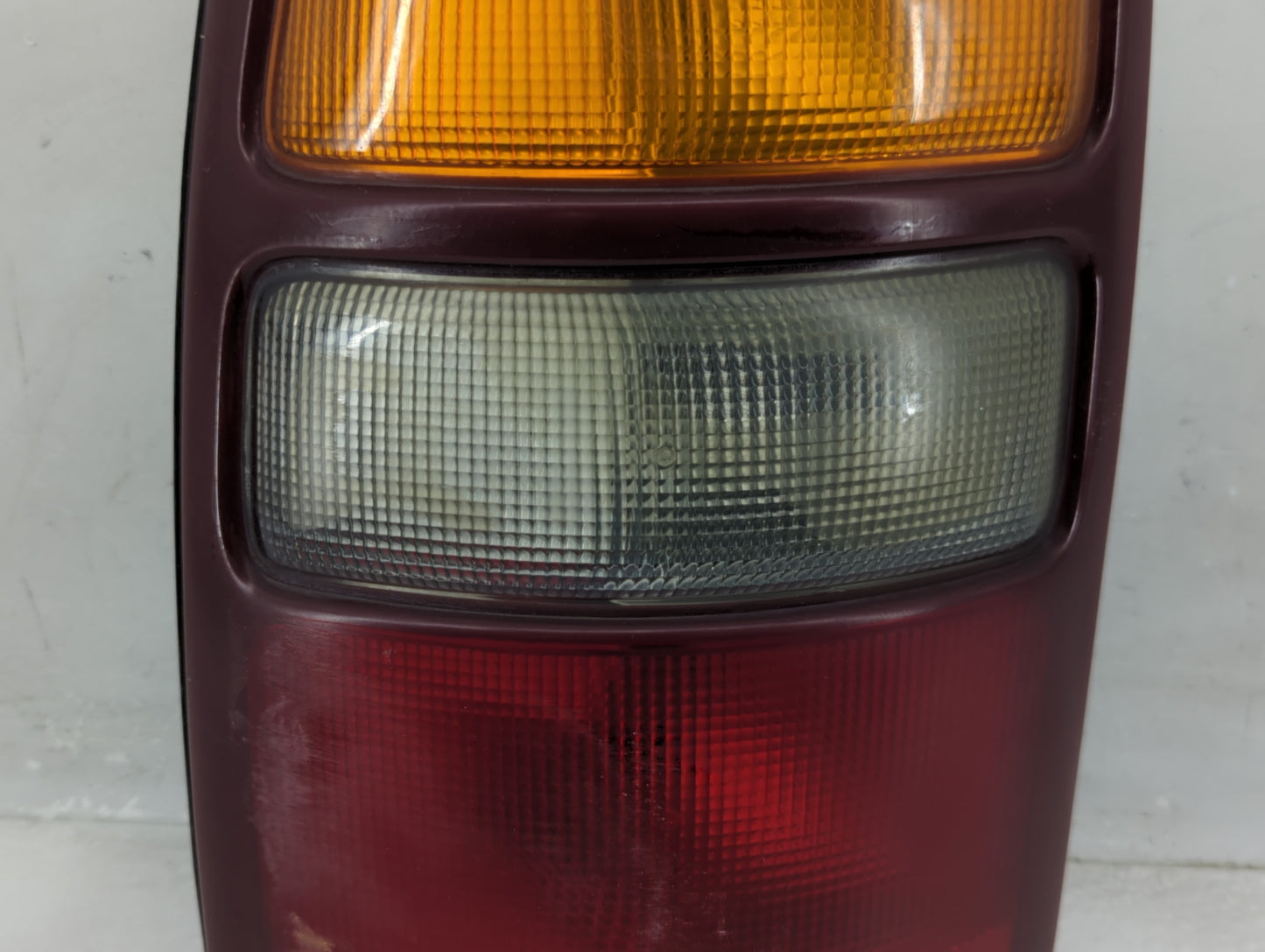 2000-2003 Gmc Yukon Tail Light Assembly Driver Left OEM P/N:16525375 B Fits Fits 2000 2001 2002 2003 OEM Used Auto Parts - O