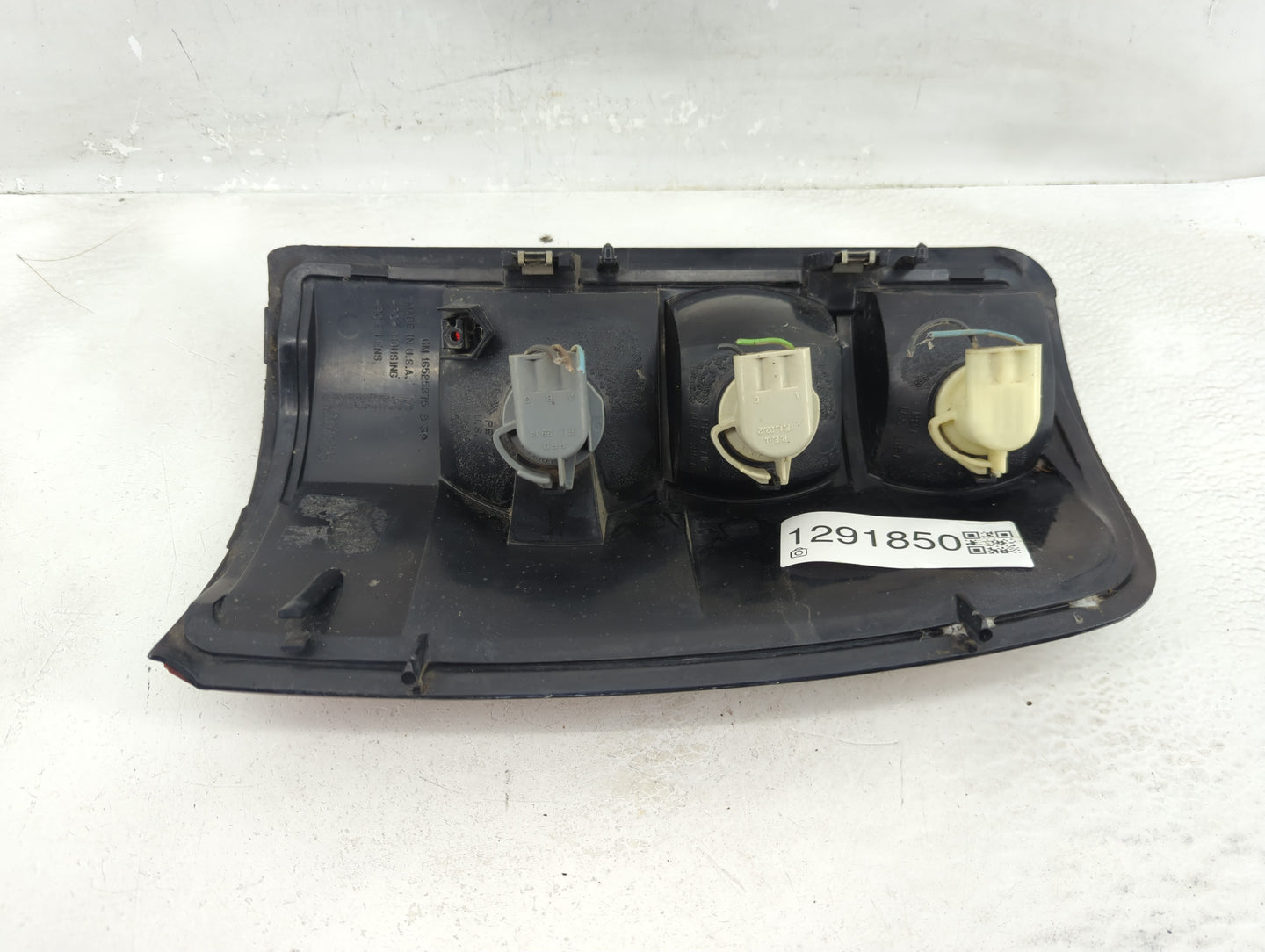 2000-2003 Gmc Yukon Tail Light Assembly Driver Left OEM P/N:16525375 B Fits Fits 2000 2001 2002 2003 OEM Used Auto Parts - O