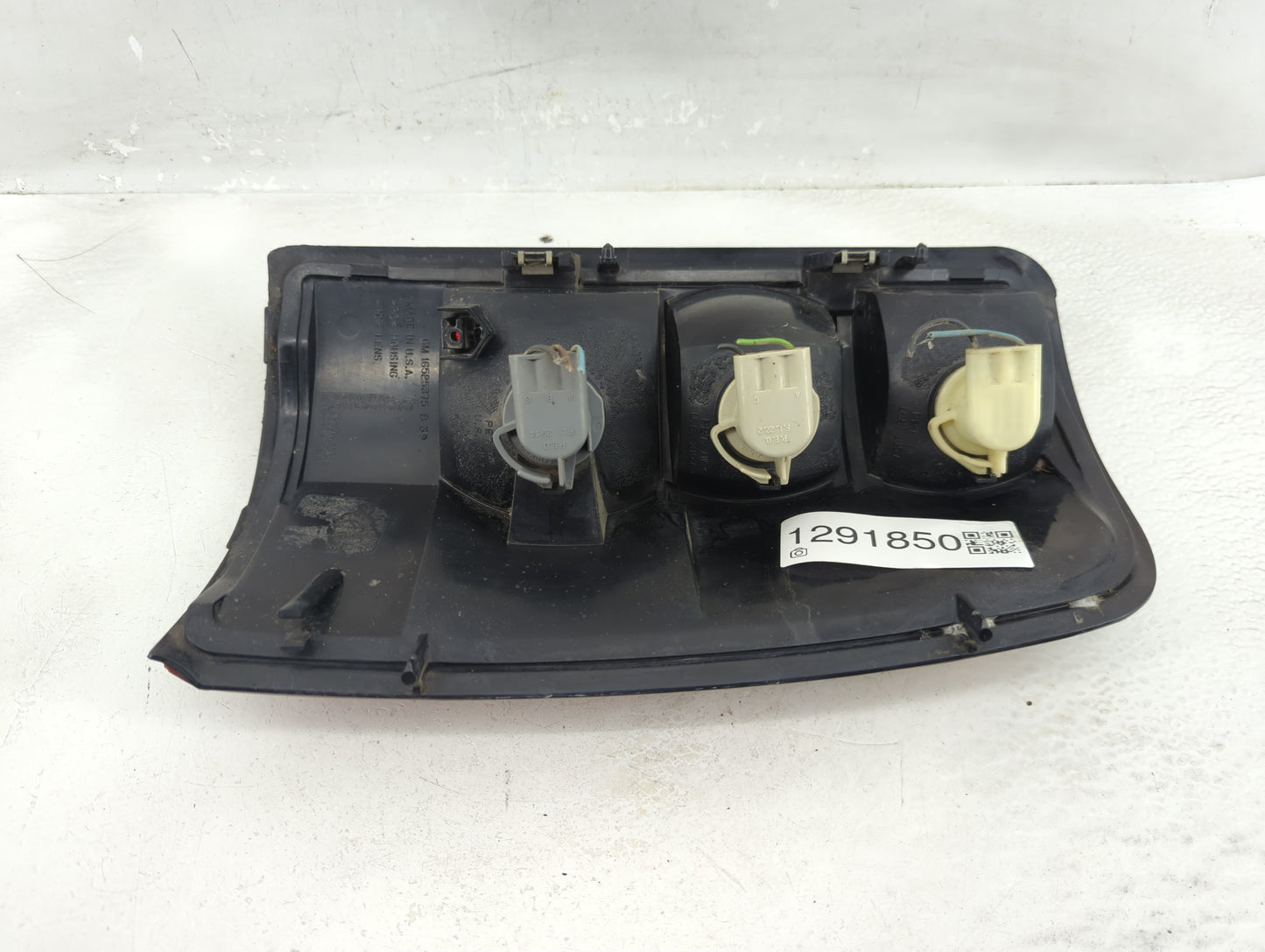 2000-2003 Gmc Yukon Tail Light Assembly Driver Left OEM P/N:16525375 B Fits Fits 2000 2001 2002 2003 OEM Used Auto Parts - O