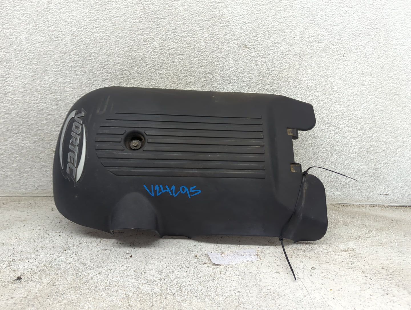 2001 Gmc Yukon Engine Cover Black - Oemusedautoparts1.com