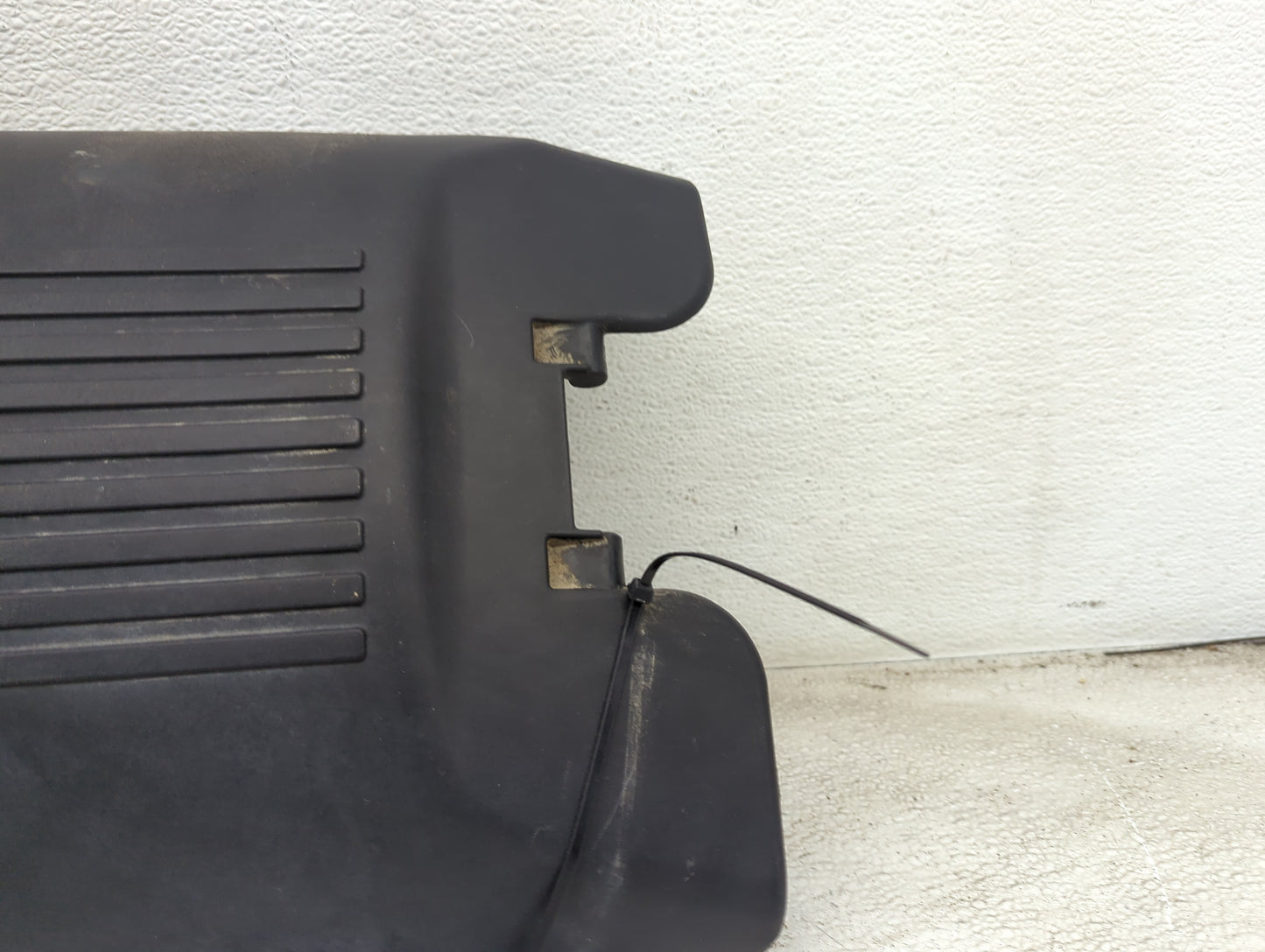 2001 Gmc Yukon Engine Cover Black - Oemusedautoparts1.com