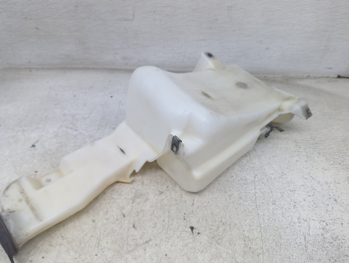2000-2005 Gmc Yukon Windshield Washer Fluid Reservoir Bottle Oem 1499515 - Oemusedautoparts1.com