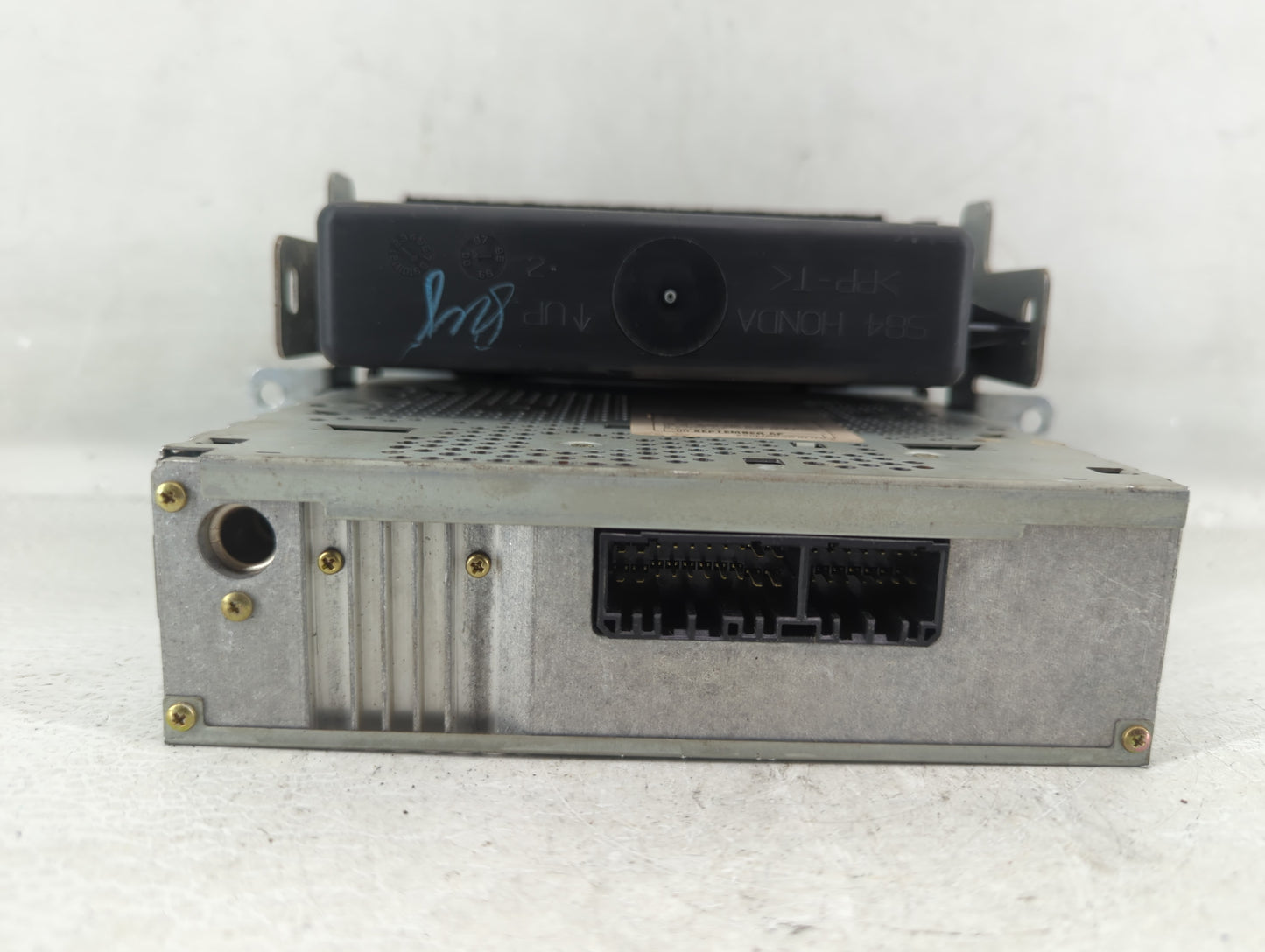 2001-2002 Honda Accord Am Fm Cd Player Radio Receiver - Oemusedautoparts1.com