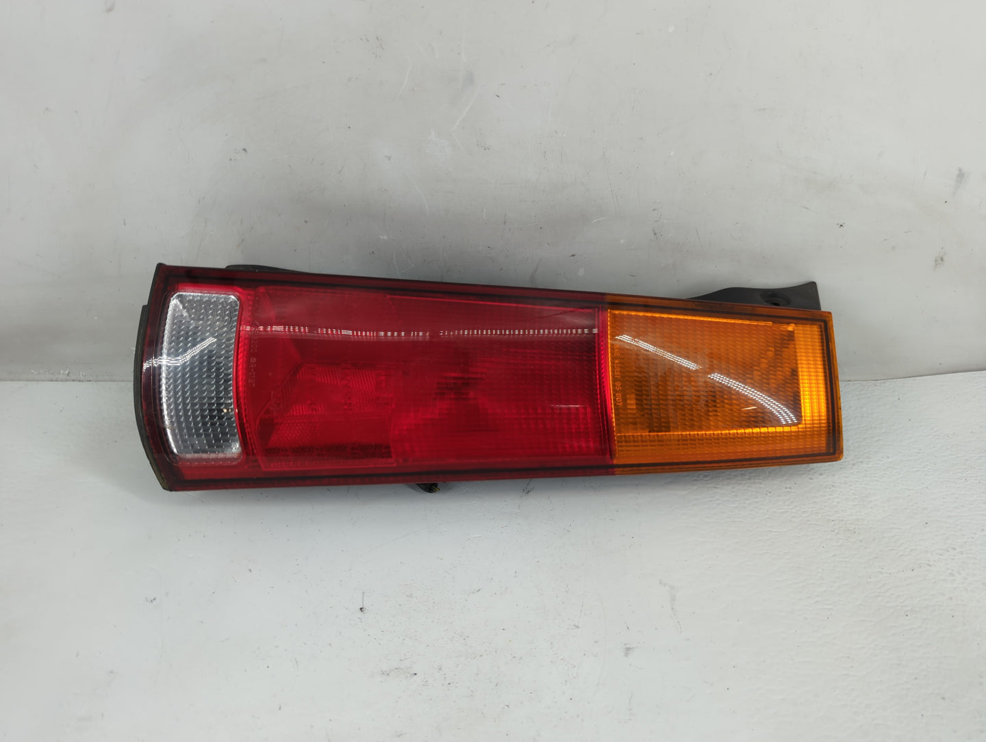1997-2001 Honda Cr-V Tail Light Assembly Passenger Right OEM P/N:043-2200 Fits Fits 1997 1998 1999 2000 2001 OEM Used Auto P