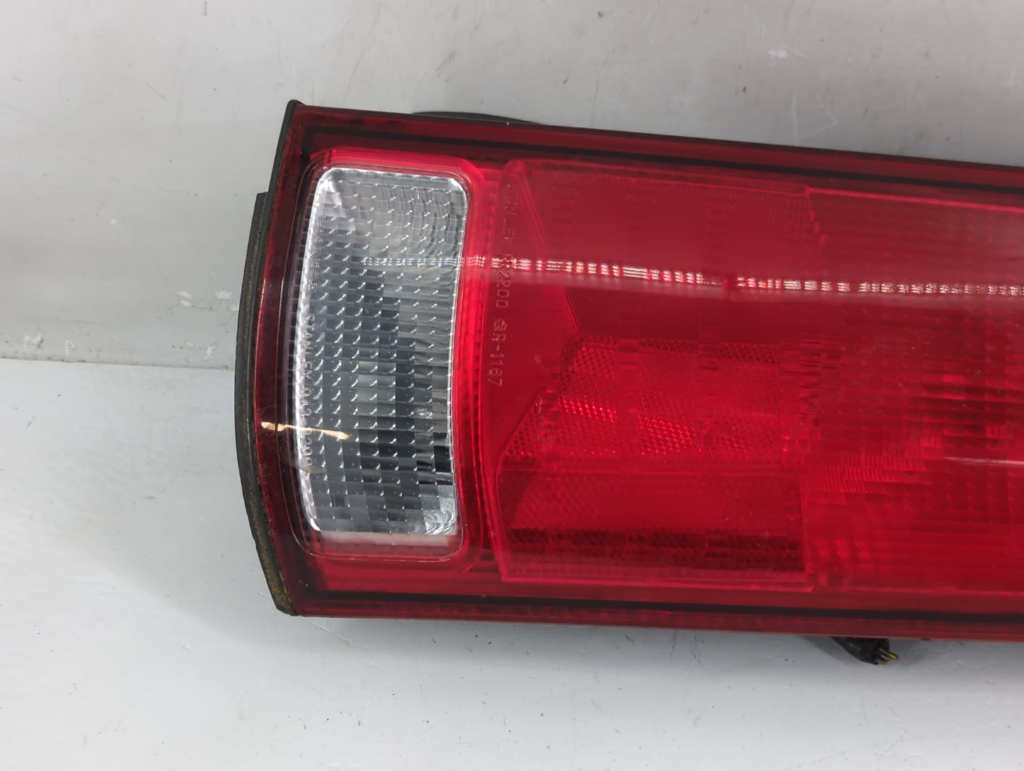1997-2001 Honda Cr-V Tail Light Assembly Passenger Right OEM P/N:043-2200 Fits Fits 1997 1998 1999 2000 2001 OEM Used Auto P