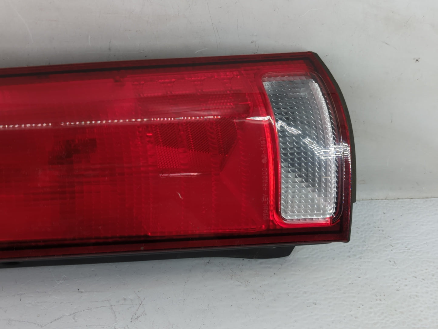 1997-2001 Honda Cr-V Tail Light Assembly Passenger Right OEM P/N:043-2200 Fits Fits 1997 1998 1999 2000 2001 OEM Used Auto P