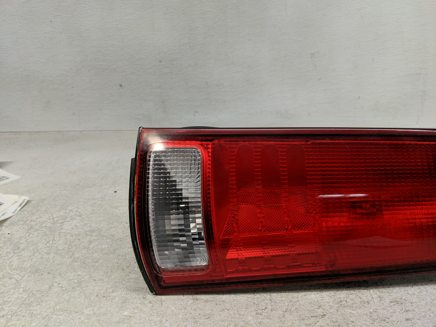 1997-2001 Honda Cr-V Tail Light Assembly Passenger Right OEM P/N:043-2200 Fits Fits 1997 1998 1999 2000 2001 OEM Used Auto P