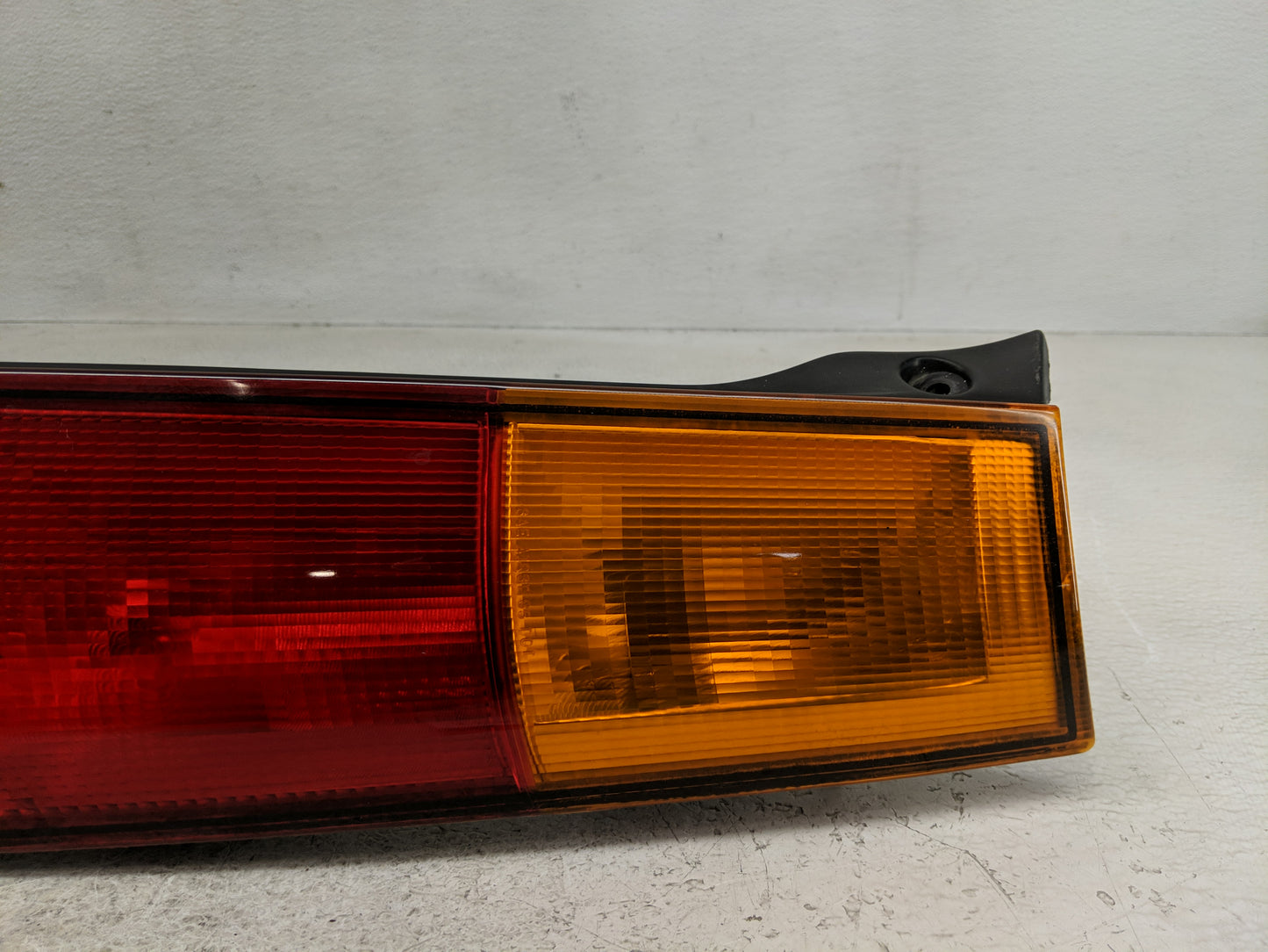 1997-2001 Honda Cr-V Tail Light Assembly Passenger Right OEM P/N:043-2200 Fits Fits 1997 1998 1999 2000 2001 OEM Used Auto P