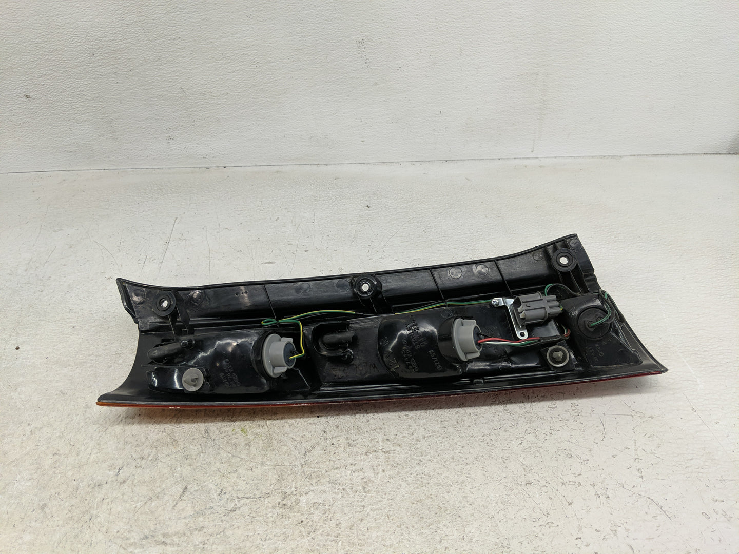 1997-2001 Honda Cr-V Tail Light Assembly Passenger Right OEM P/N:043-2200 Fits Fits 1997 1998 1999 2000 2001 OEM Used Auto P