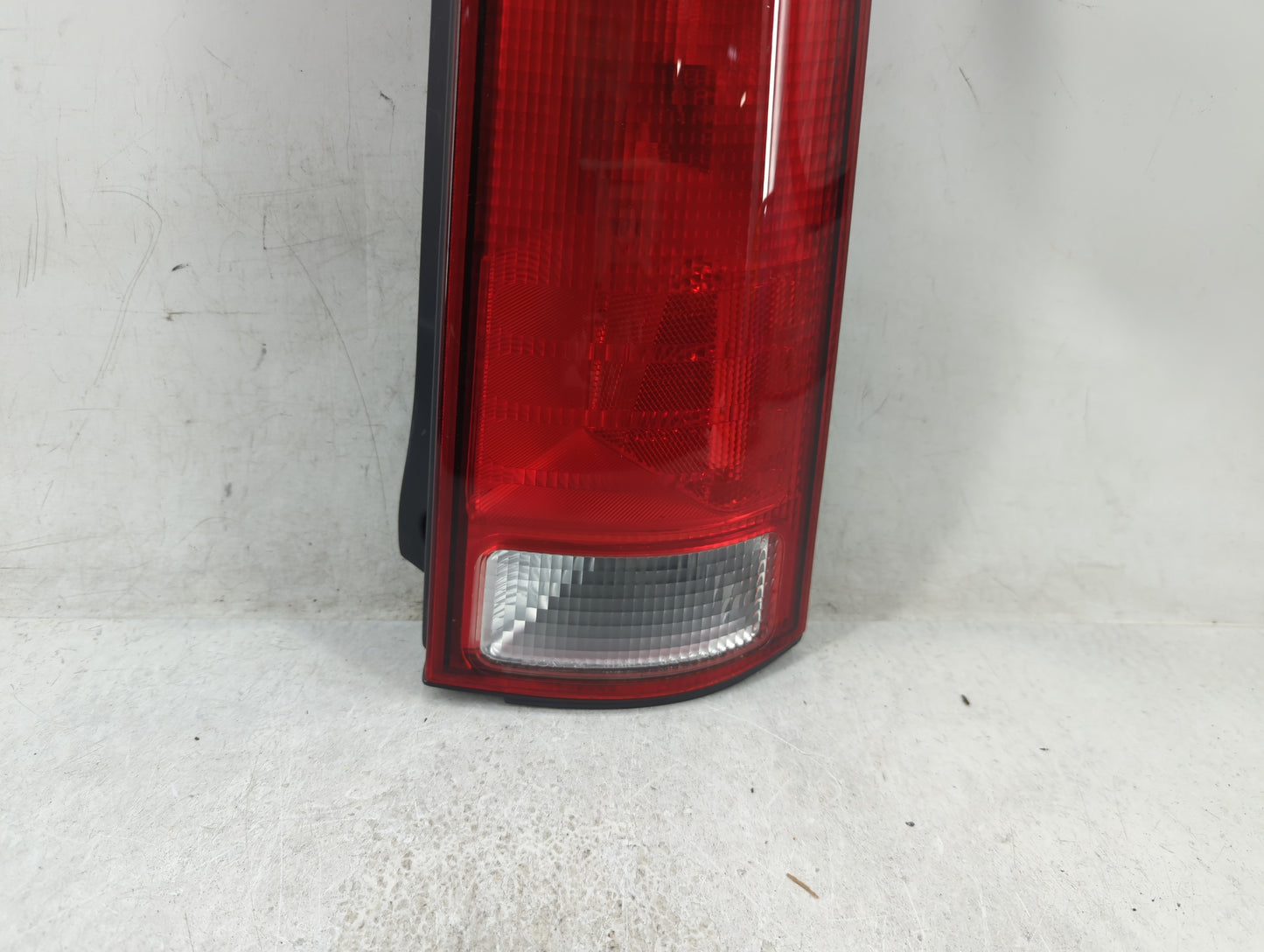 1997-2001 Honda Cr-V Tail Light Assembly Passenger Right OEM P/N:043-2200 Fits Fits 1997 1998 1999 2000 2001 OEM Used Auto P