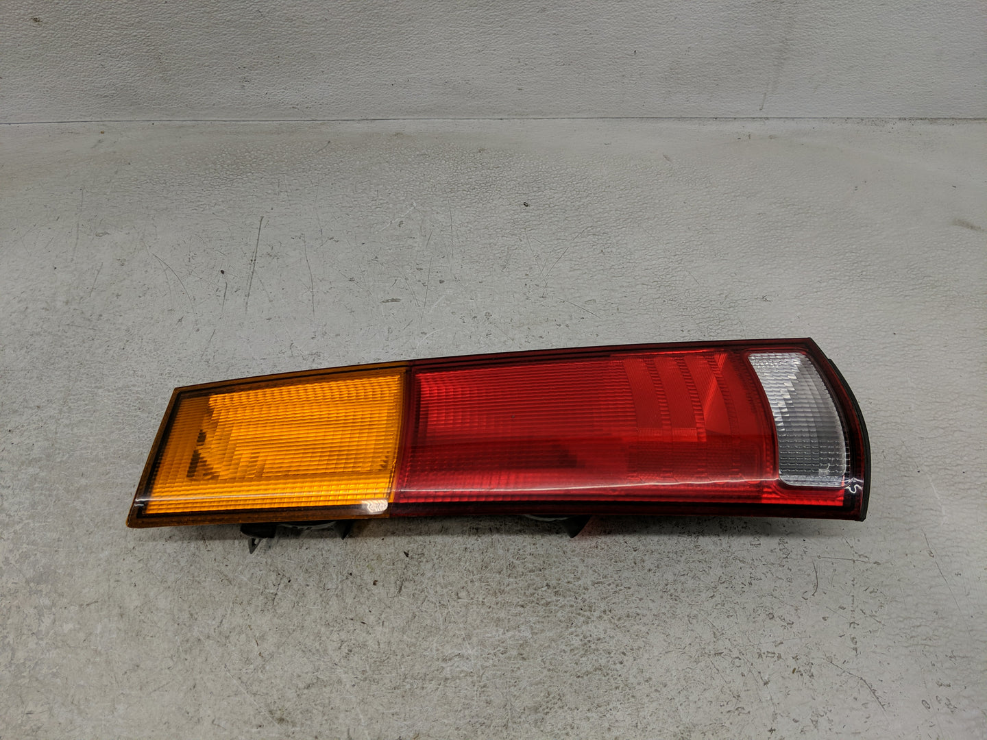 1997-2001 Honda Cr-V Tail Light Assembly Passenger Right OEM P/N:043-2200 Fits Fits 1997 1998 1999 2000 2001 OEM Used Auto P