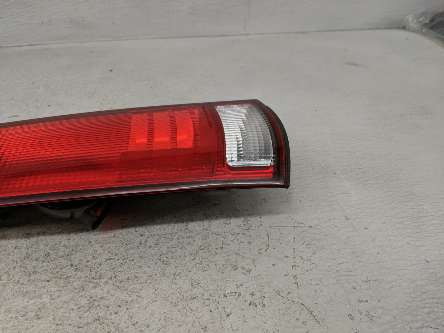 1997-2001 Honda Cr-V Tail Light Assembly Passenger Right OEM P/N:043-2200 Fits Fits 1997 1998 1999 2000 2001 OEM Used Auto P