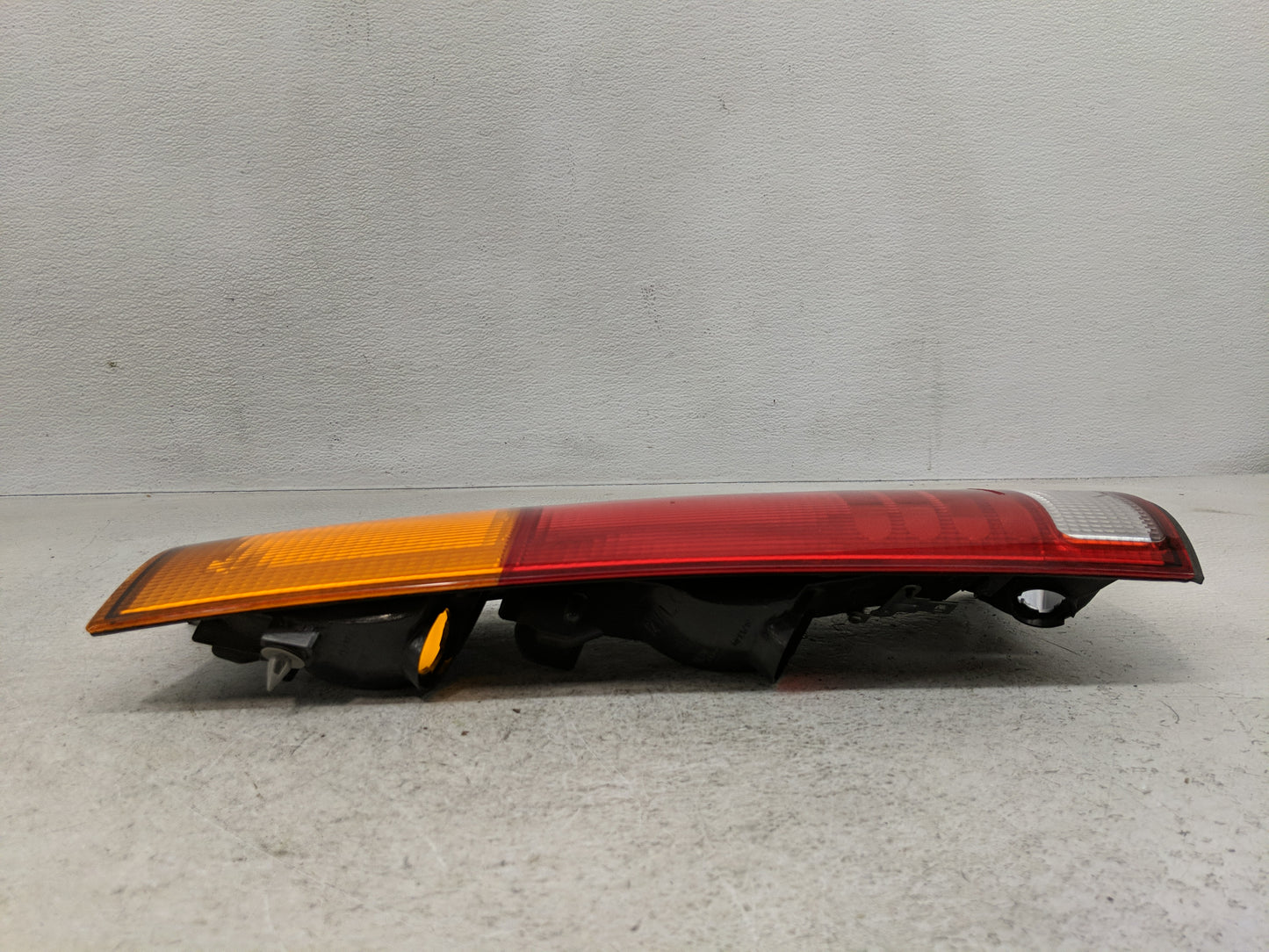 1997-2001 Honda Cr-V Tail Light Assembly Passenger Right OEM P/N:043-2200 Fits Fits 1997 1998 1999 2000 2001 OEM Used Auto P
