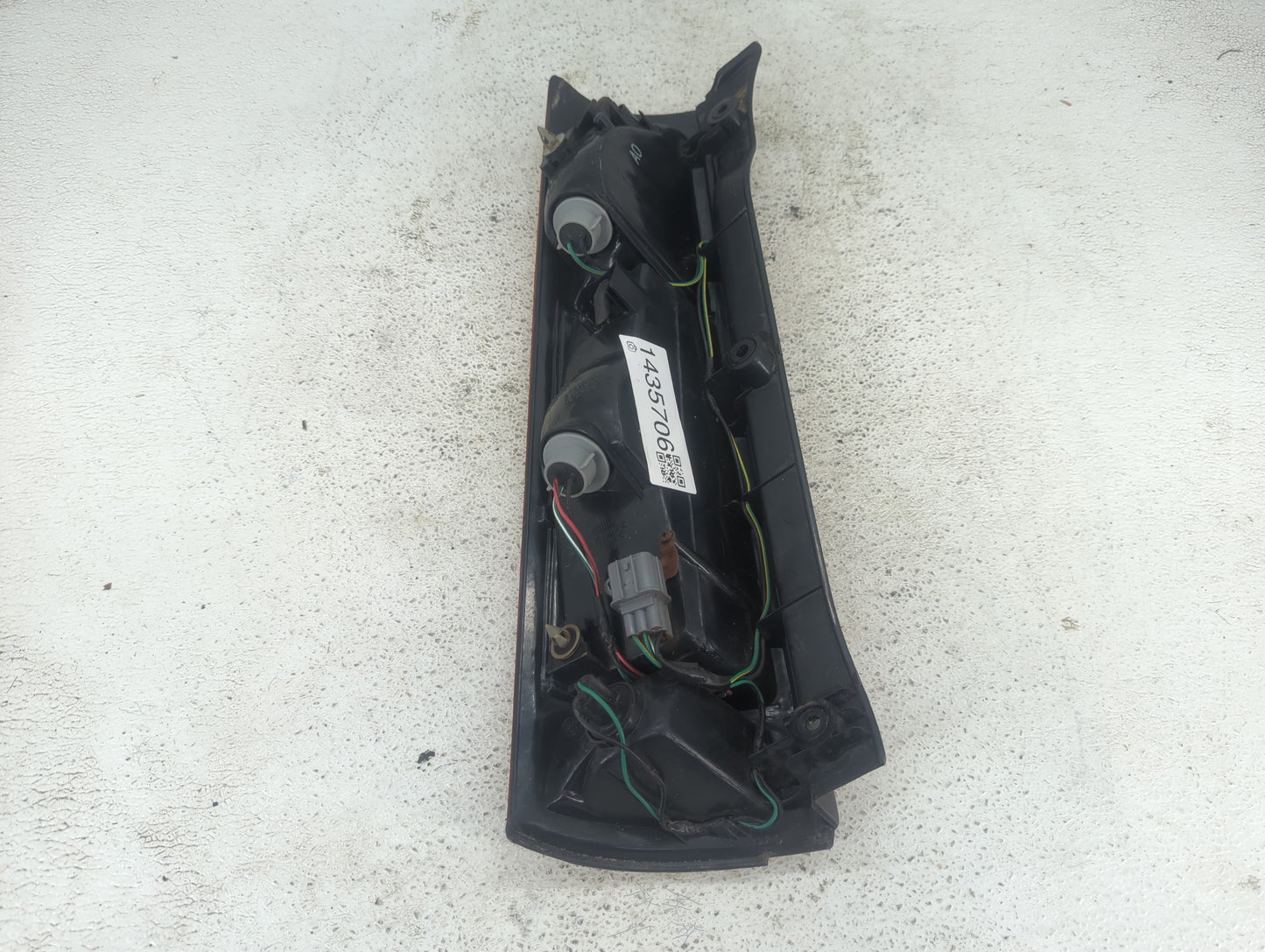 1997-2001 Honda Cr-V Tail Light Assembly Passenger Right OEM P/N:043-2200 Fits Fits 1997 1998 1999 2000 2001 OEM Used Auto P