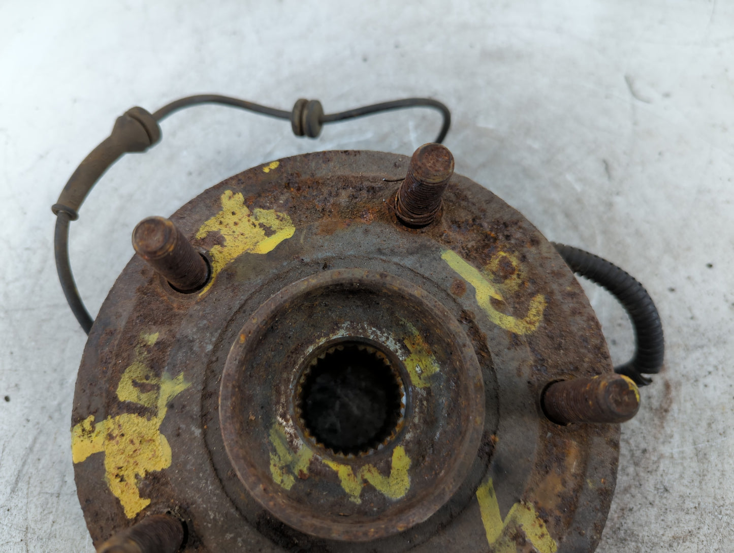 1999-2004 Honda Odyssey Driver Front Wheel Hub Oem - Oemusedautoparts1.com