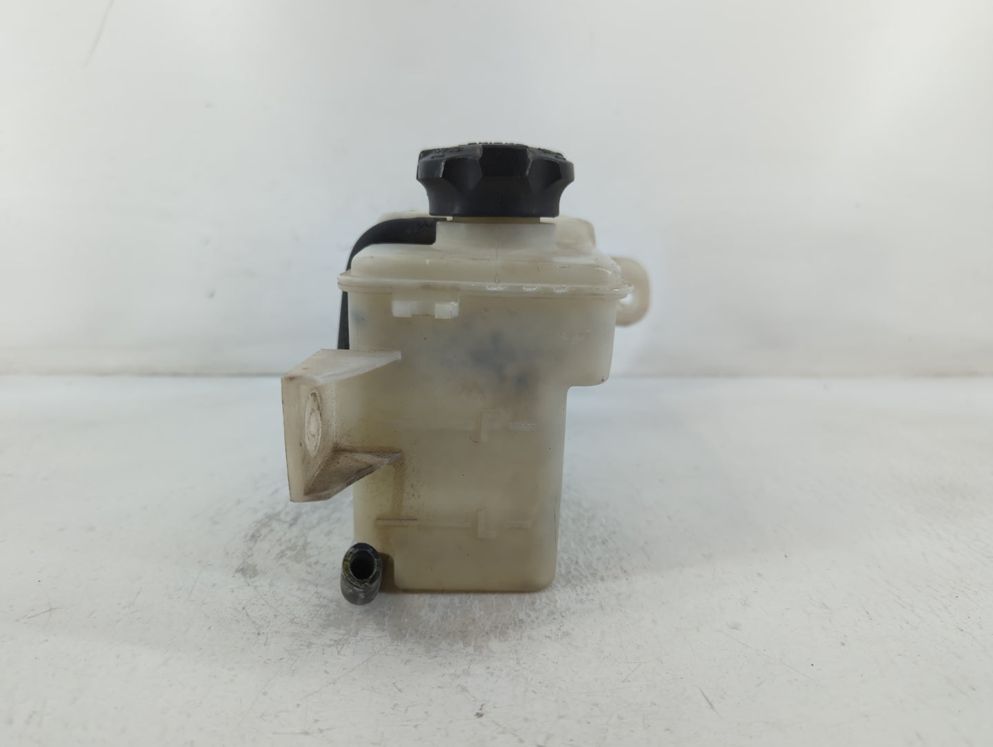 2001 Hyundai Santa Fe Windshield Washer Fluid Reservoir Bottle Oem - Oemusedautoparts1.com