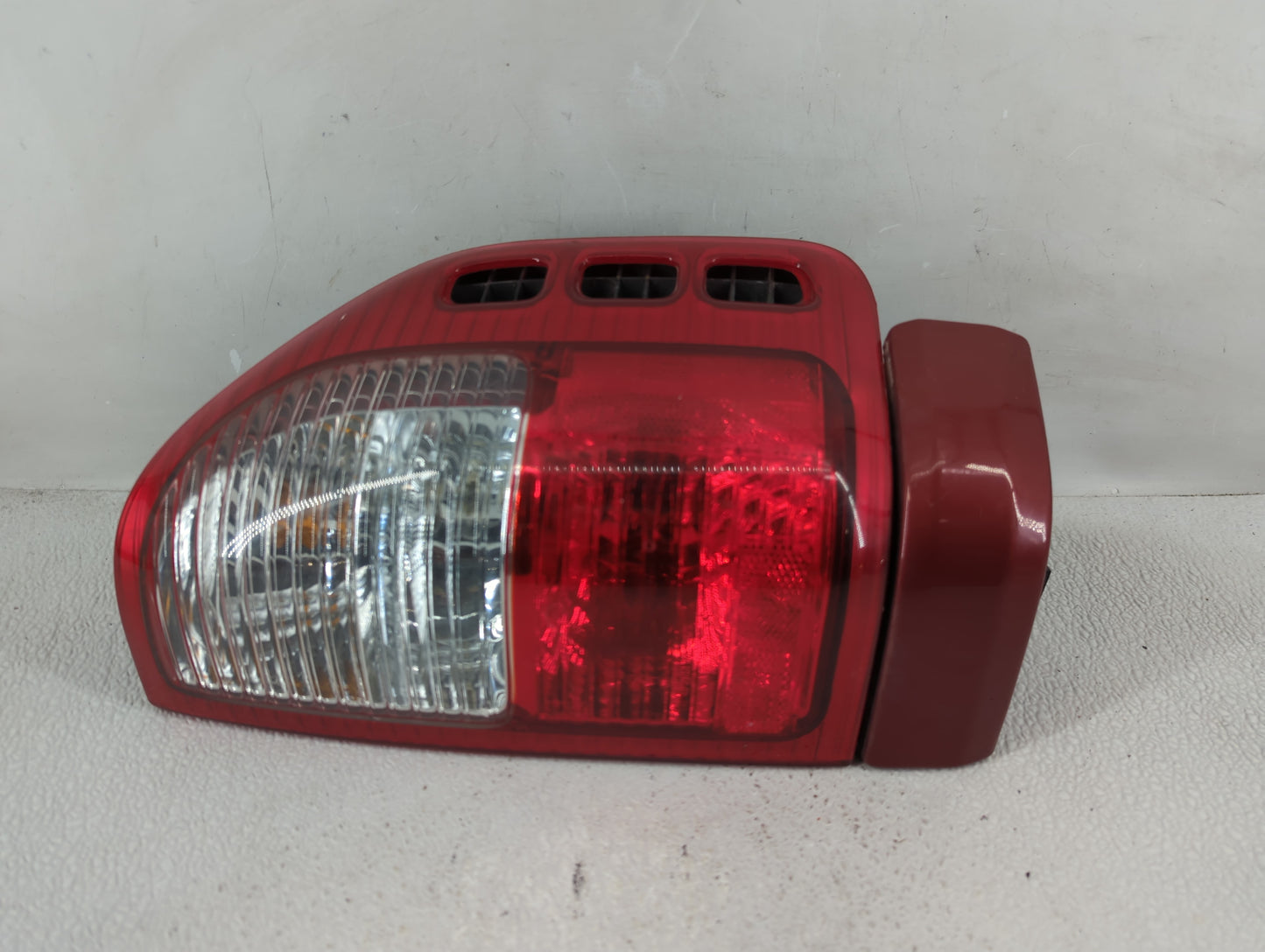 2001 Isuzu Rodeo Tail Light Assembly Passenger Right OEM P/N:220-16147 Fits OEM Used Auto Parts - Oemusedautoparts1.com