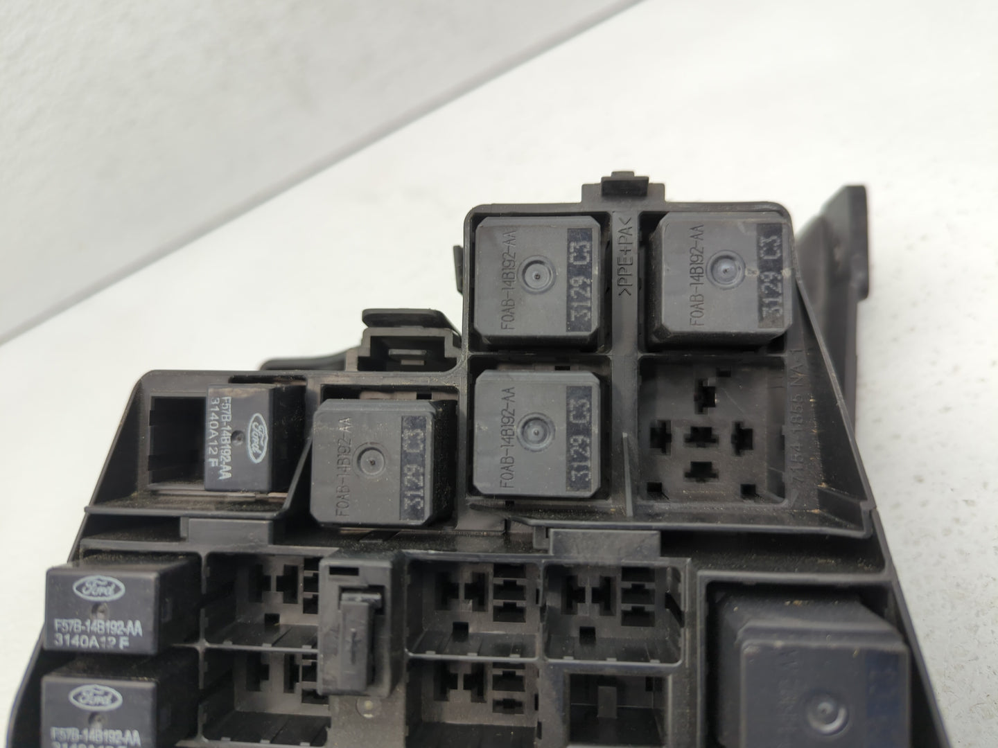 2000-2001 Jaguar S-Type Fusebox Fuse Box Panel Relay Module P/N:XW4T-14A075-C Fits Fits 2000 2001 OEM Used Auto Parts - Oemu