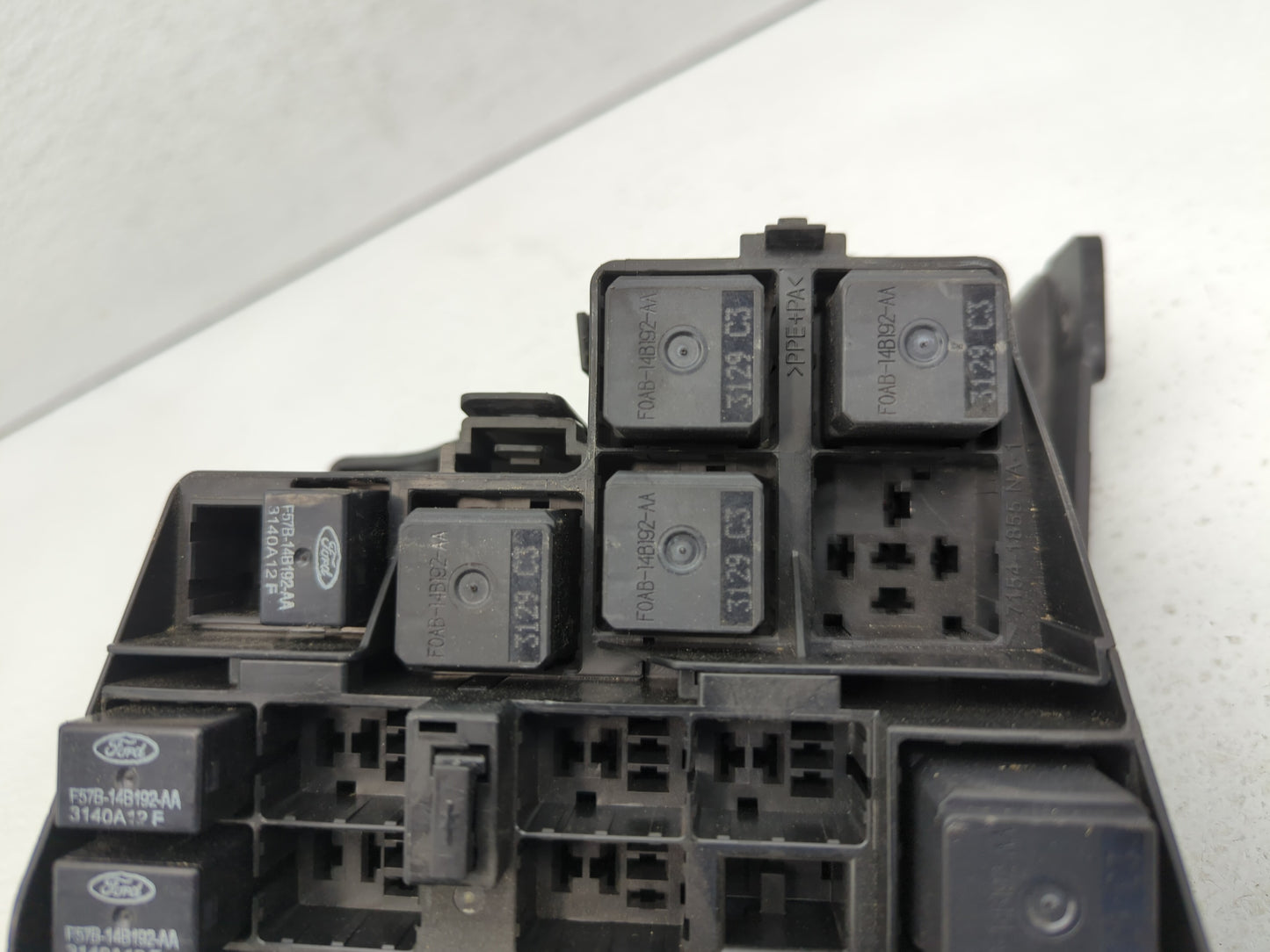 2000-2001 Jaguar S-Type Fusebox Fuse Box Panel Relay Module P/N:XW4T-14A075-C Fits Fits 2000 2001 OEM Used Auto Parts - Oemu