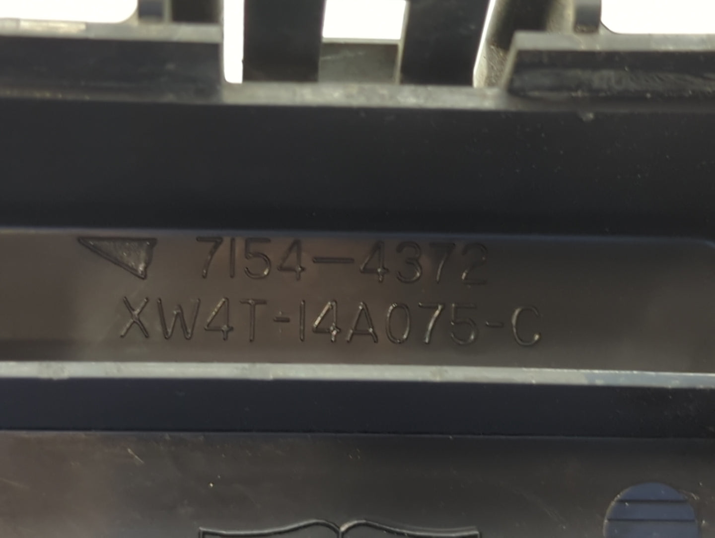 2000-2001 Jaguar S-Type Fusebox Fuse Box Panel Relay Module P/N:XW4T-14A075-C Fits Fits 2000 2001 OEM Used Auto Parts - Oemu