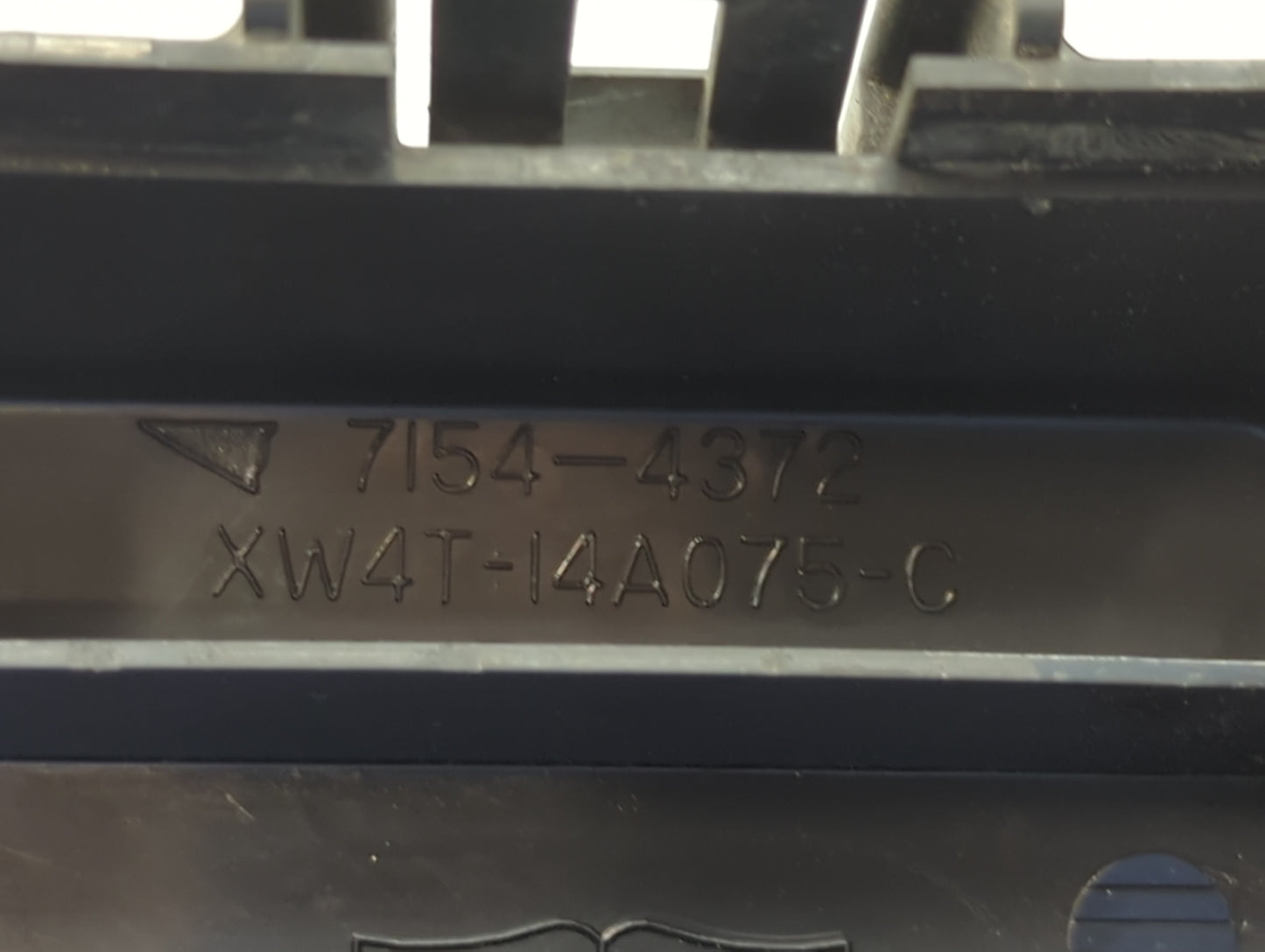 2000-2001 Jaguar S-Type Fusebox Fuse Box Panel Relay Module P/N:XW4T-14A075-C Fits Fits 2000 2001 OEM Used Auto Parts - Oemu