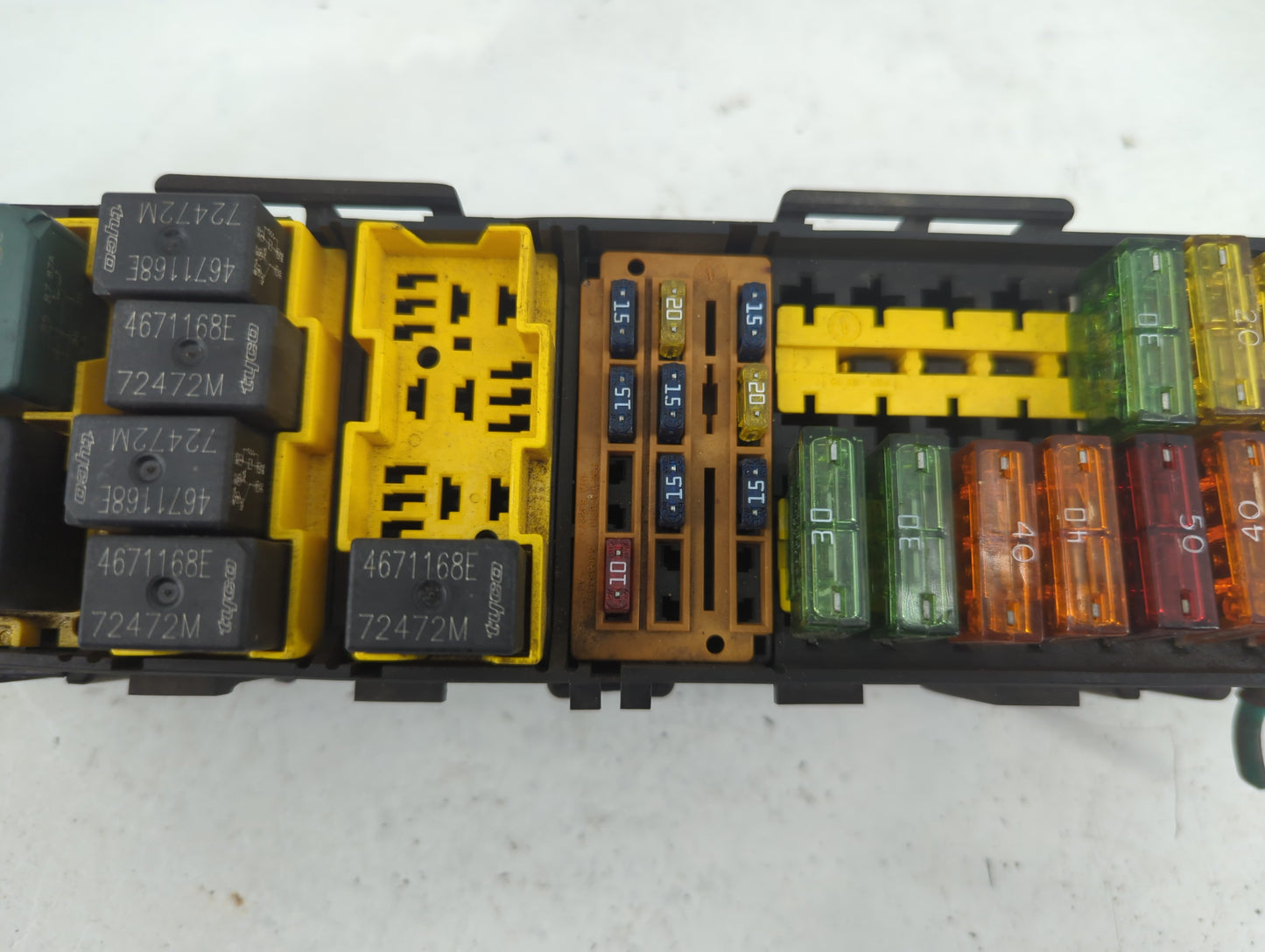 2000 Jeep Cherokee Fusebox Fuse Box Panel Relay Module P/N:P56009742AG Fits OEM Used Auto Parts - Oemusedautoparts1.com
