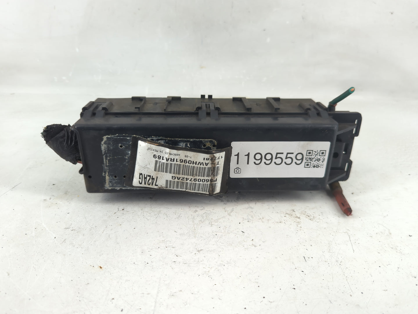 2000 Jeep Cherokee Fusebox Fuse Box Panel Relay Module P/N:P56009742AG Fits OEM Used Auto Parts - Oemusedautoparts1.com