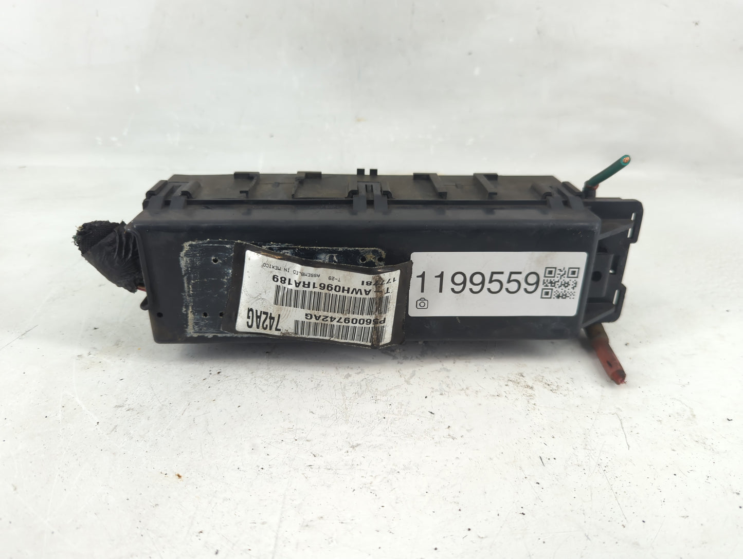 2000 Jeep Cherokee Fusebox Fuse Box Panel Relay Module P/N:P56009742AG Fits OEM Used Auto Parts - Oemusedautoparts1.com