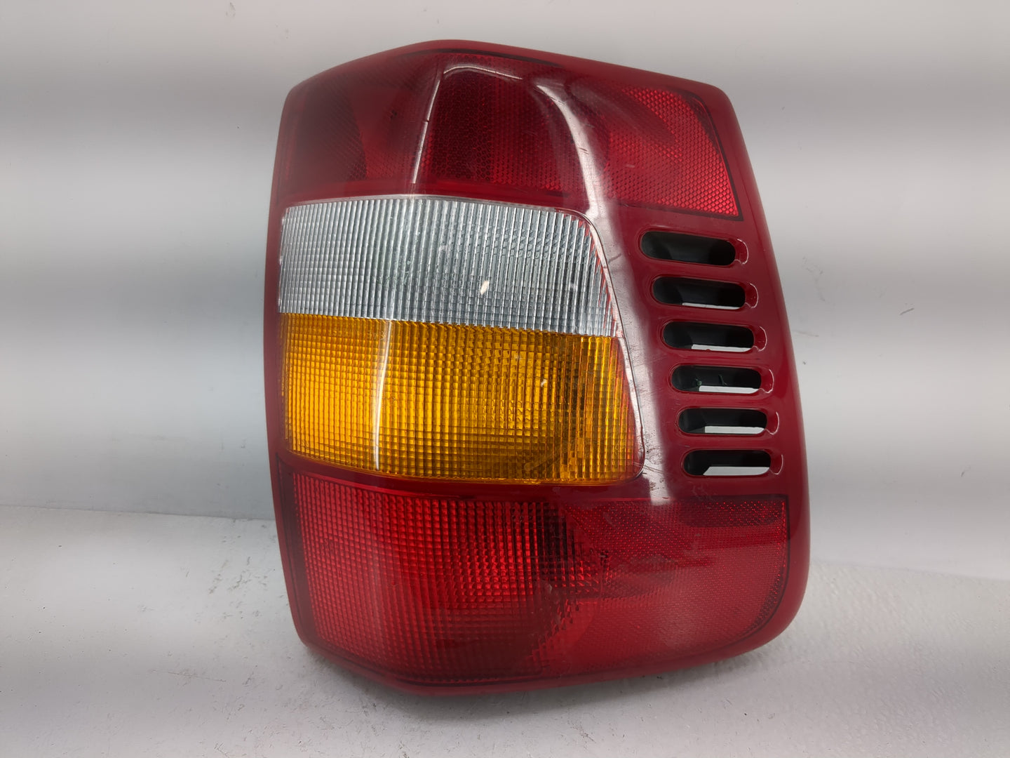 1999-2002 Jeep Grand Cherokee Tail Light Assembly Driver Left OEM P/N:3911-02A Fits Fits 1999 2000 2001 2002 OEM Used Auto P
