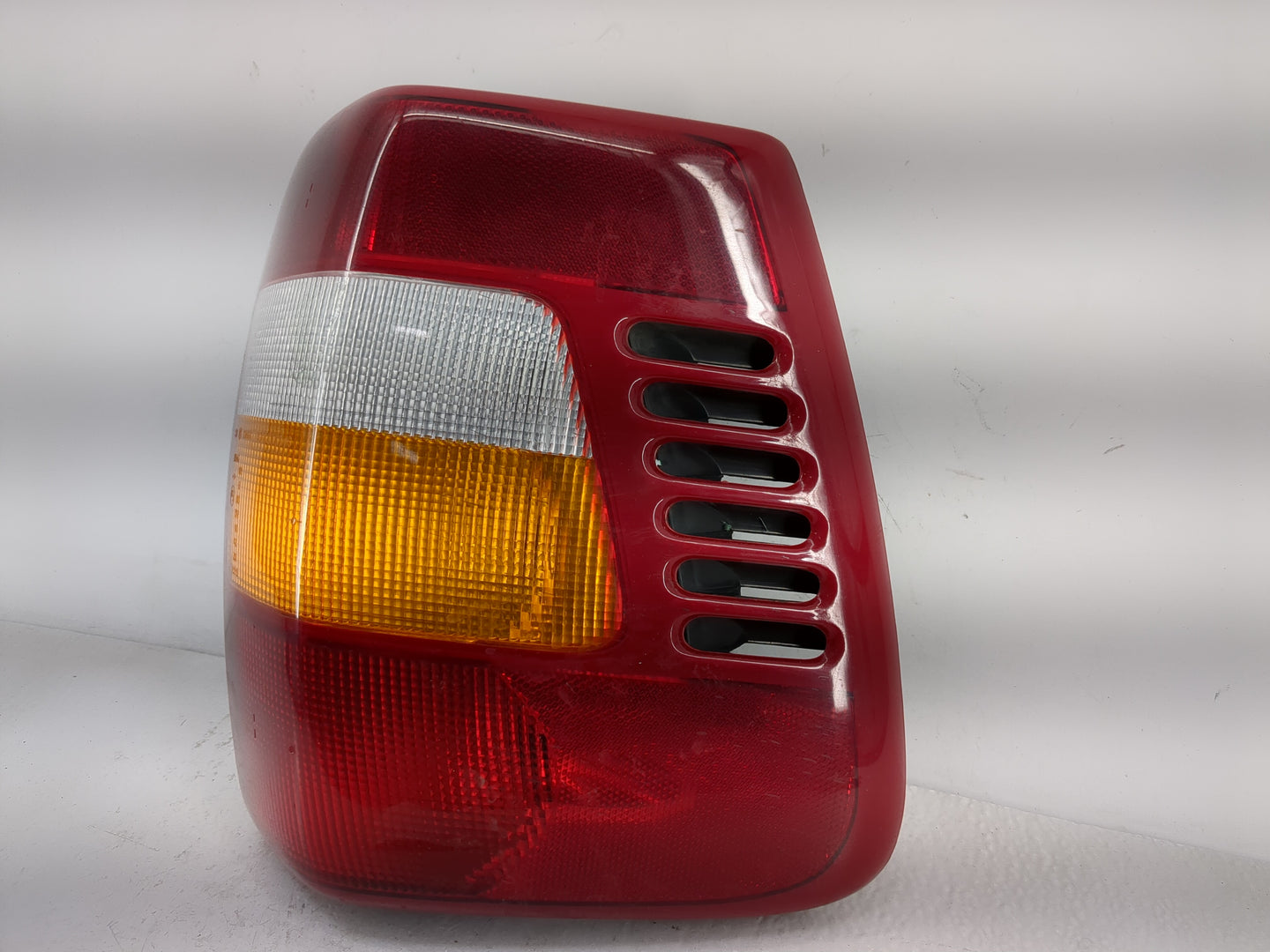 1999-2002 Jeep Grand Cherokee Tail Light Assembly Driver Left OEM P/N:3911-02A Fits Fits 1999 2000 2001 2002 OEM Used Auto P