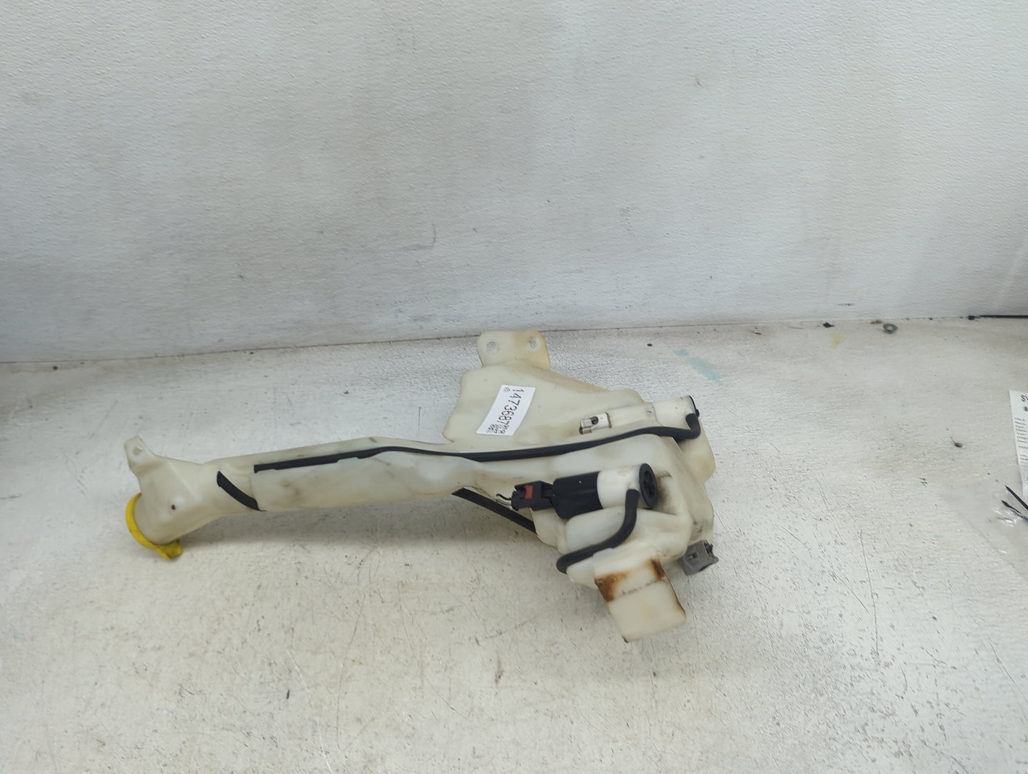 2000 Jeep Grand Cherokee Windshield Washer Fluid Reservoir Bottle Oem 1473687 - Oemusedautoparts1.com