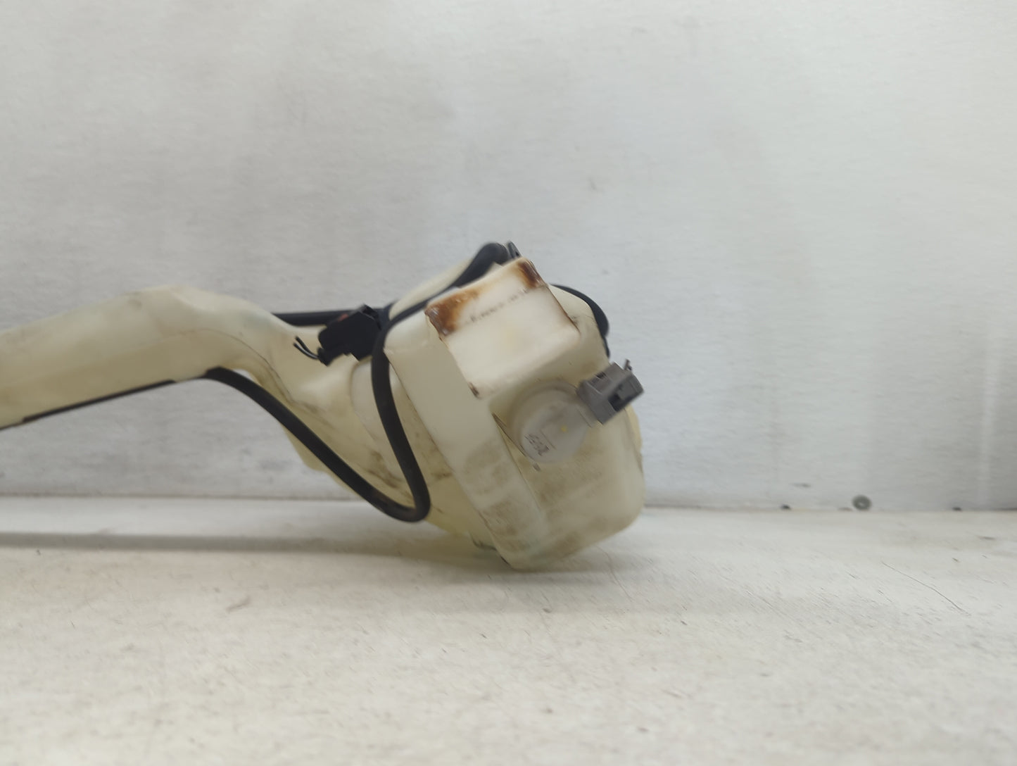 2000 Jeep Grand Cherokee Windshield Washer Fluid Reservoir Bottle Oem 1473687 - Oemusedautoparts1.com