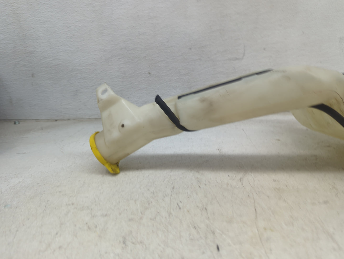 2000 Jeep Grand Cherokee Windshield Washer Fluid Reservoir Bottle Oem 1473687 - Oemusedautoparts1.com