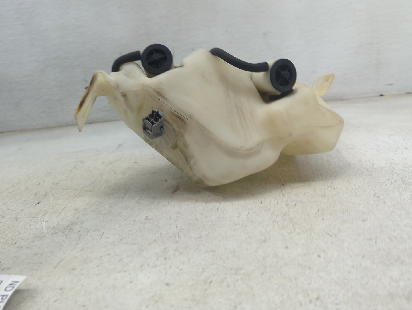 2000 Jeep Grand Cherokee Windshield Washer Fluid Reservoir Bottle Oem 1473687 - Oemusedautoparts1.com