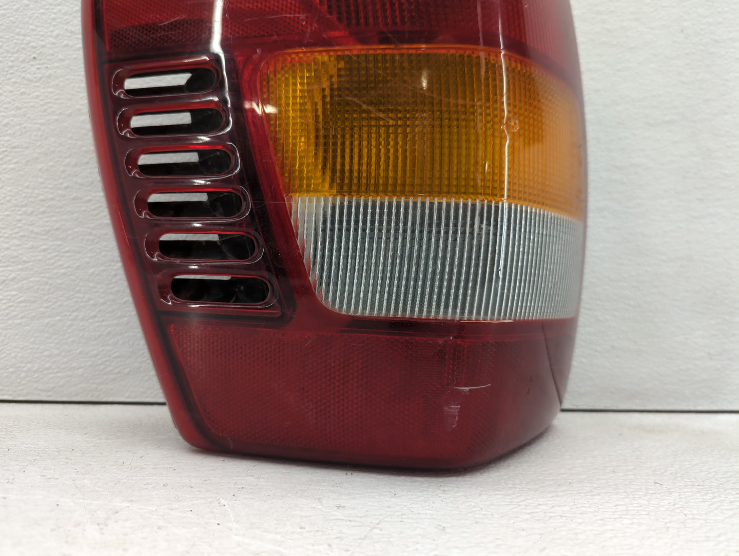 1999-2002 Jeep Grand Cherokee Tail Light Assembly Driver Left OEM P/N:55155138 Fits Fits 1999 2000 2001 2002 OEM Used Auto P