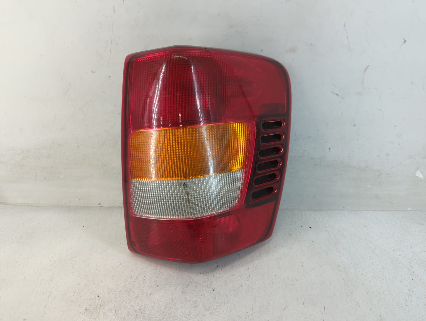 1999-2002 Jeep Grand Cherokee Tail Light Assembly Passenger Right OEM Fits Fits 1999 2000 2001 2002 OEM Used Auto Parts - Oe
