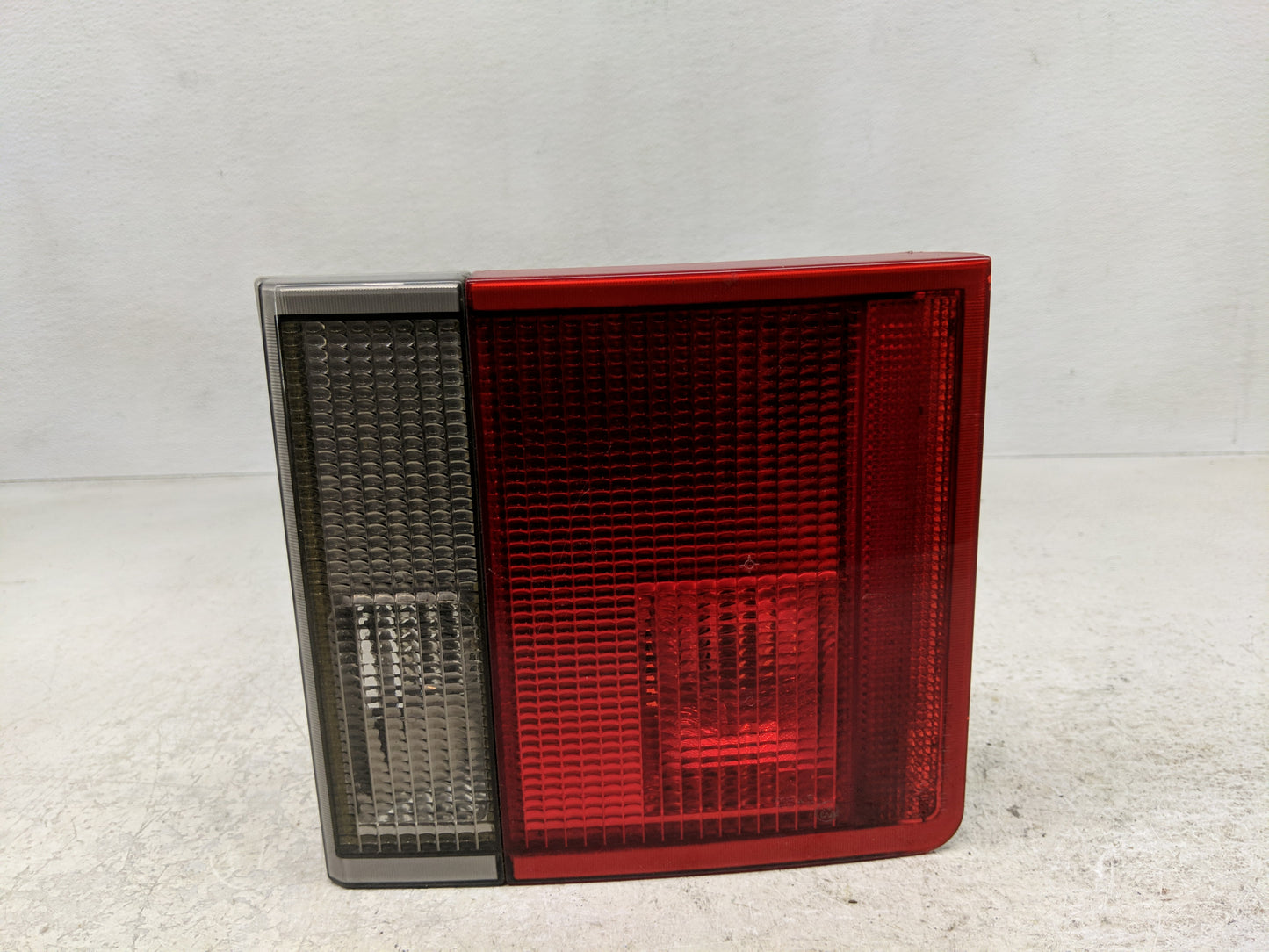 2000-2002 Land Rover Range Rover Tail Light Assembly Passenger Right OEM Fits Fits 2000 2001 2002 OEM Used Auto Parts - Oemu