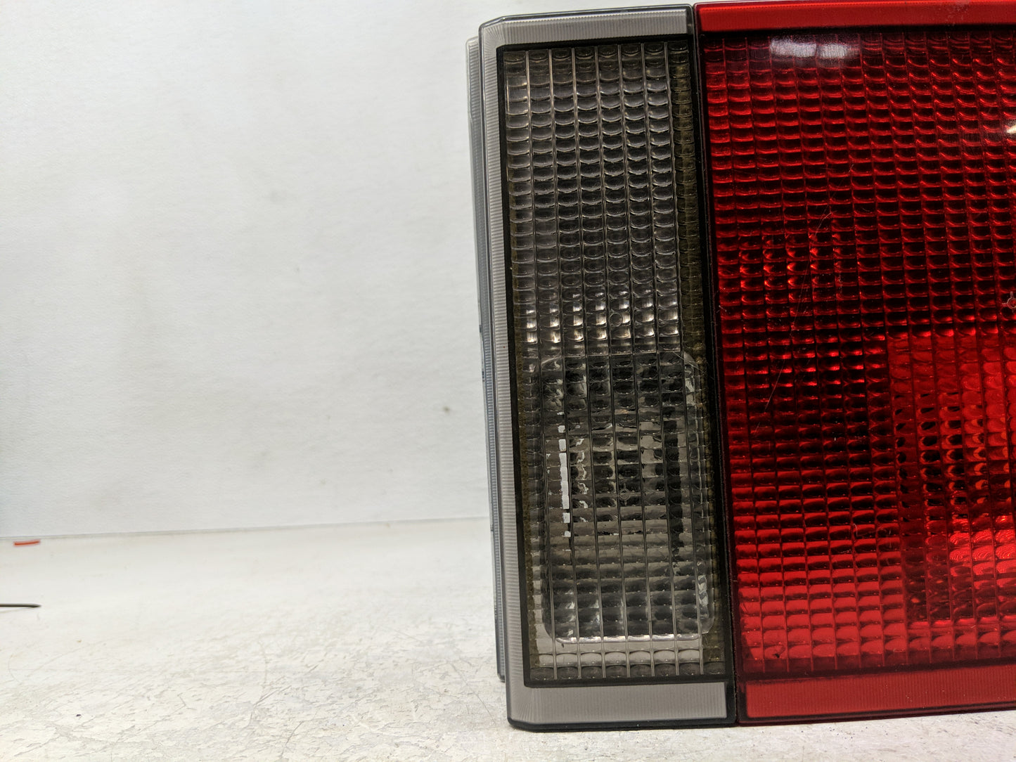 2000-2002 Land Rover Range Rover Tail Light Assembly Passenger Right OEM Fits Fits 2000 2001 2002 OEM Used Auto Parts - Oemu