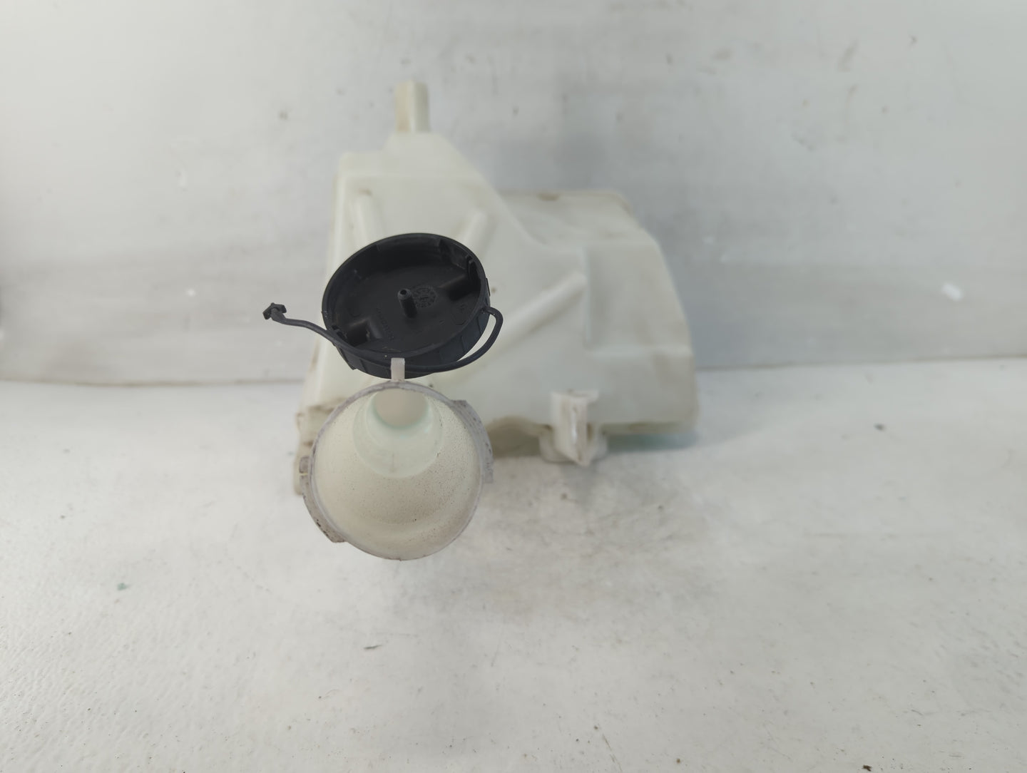 2001-2006 Mazda Tribute Windshield Washer Fluid Reservoir Bottle Oem - Oemusedautoparts1.com