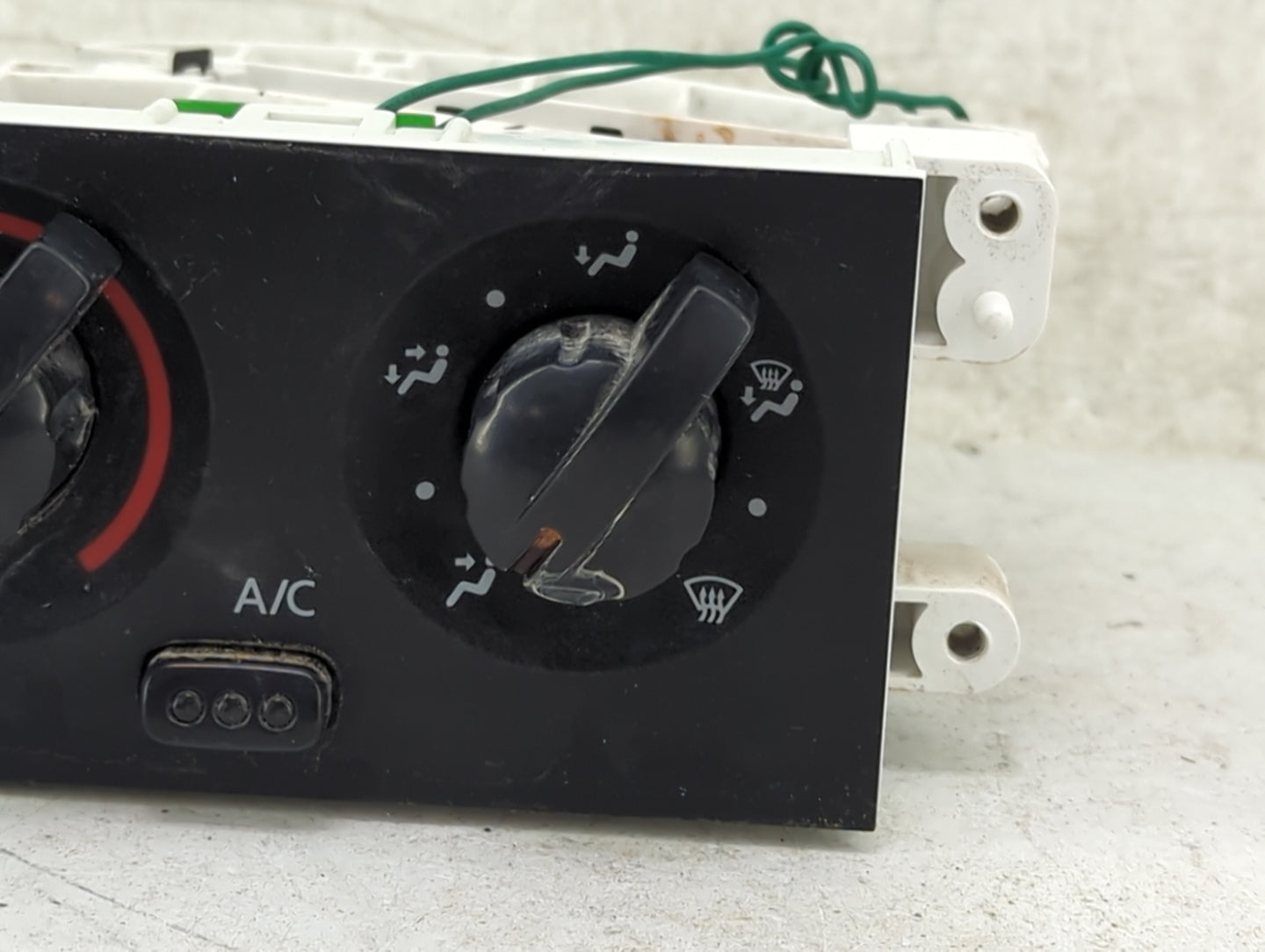 2001 Nissan Xterra Climate Control Module Temperature AC/Heater Replacement Fits OEM Used Auto Parts - Oemusedautoparts1.com