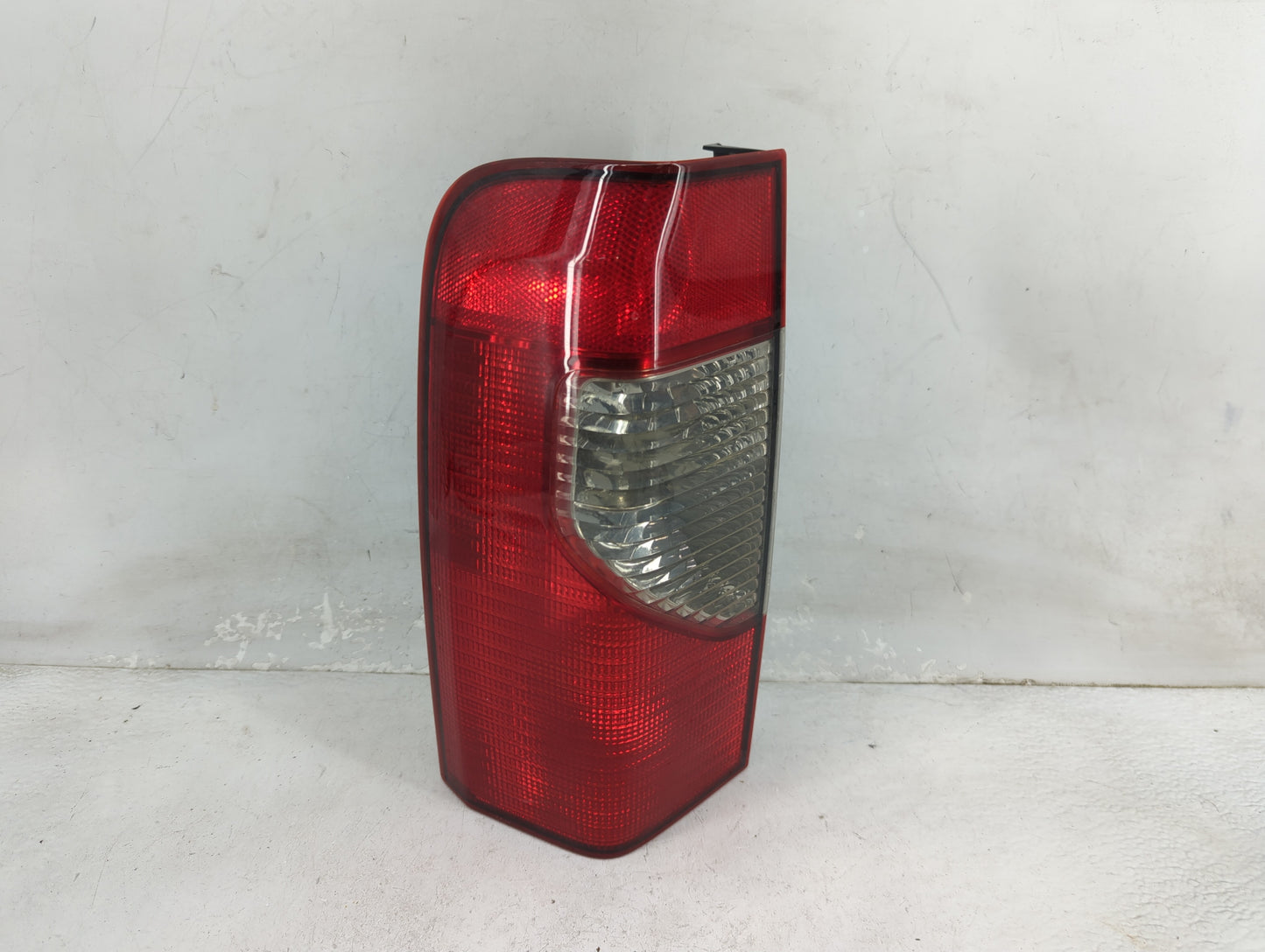 2000-2001 Nissan Xterra Tail Light Assembly Passenger Right OEM P/N:3157AK Fits Fits 2000 2001 OEM Used Auto Parts - Oemused