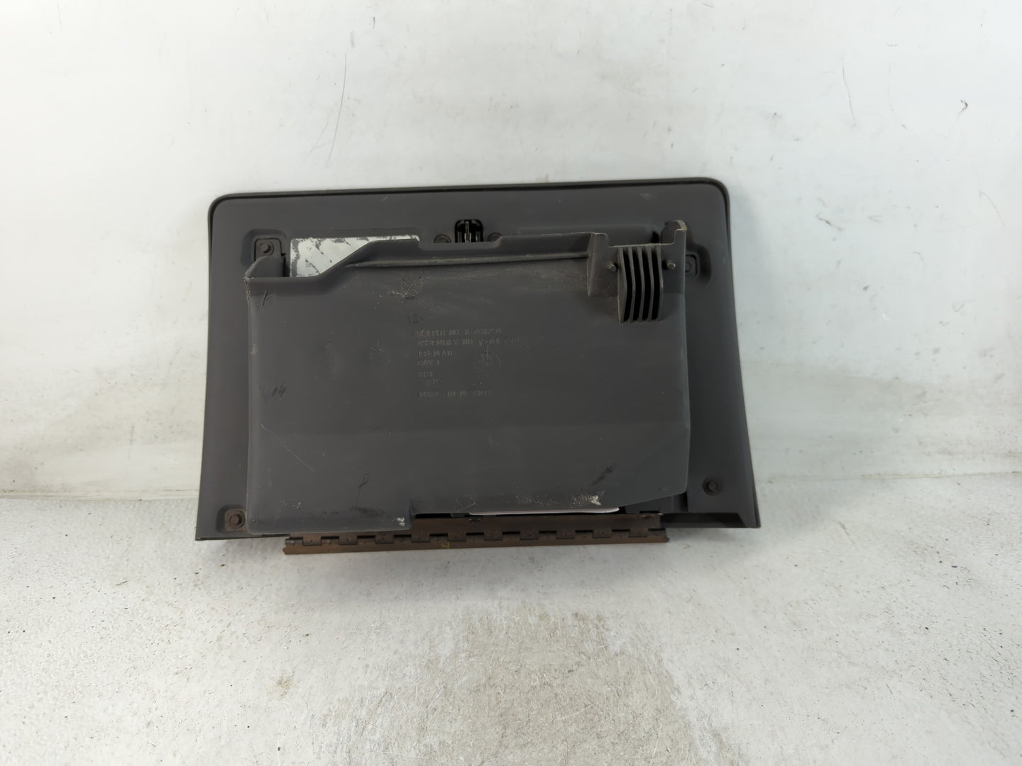 2001 Oldsmobile Bravada Passenger Glove Box Door Storage Compartment - Oemusedautoparts1.com