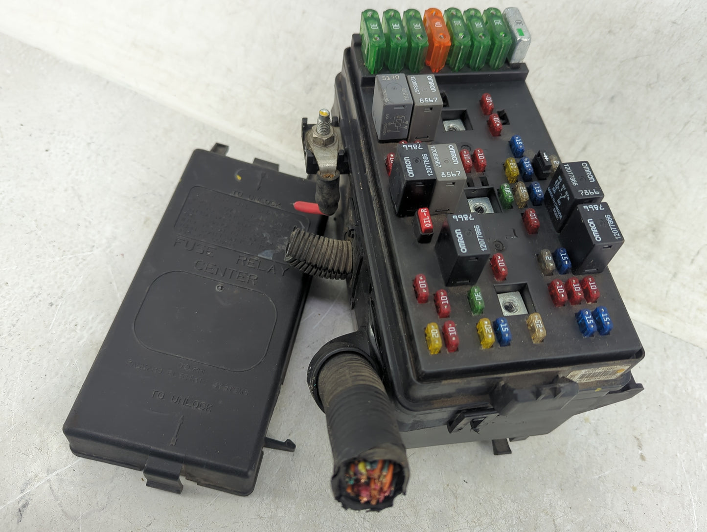 2001 Saturn L300 Fusebox Fuse Box Panel Relay Module P/N:22671892 Fits OEM Used Auto Parts - Oemusedautoparts1.com
