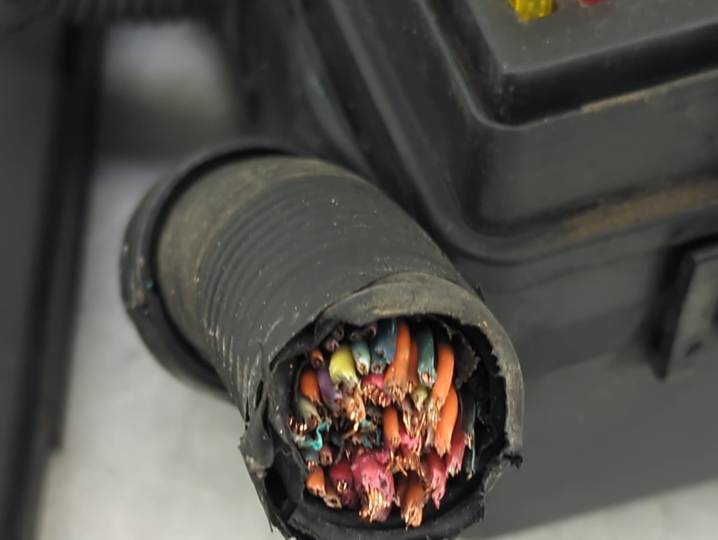 2001 Saturn L300 Fusebox Fuse Box Panel Relay Module P/N:22671892 Fits OEM Used Auto Parts - Oemusedautoparts1.com